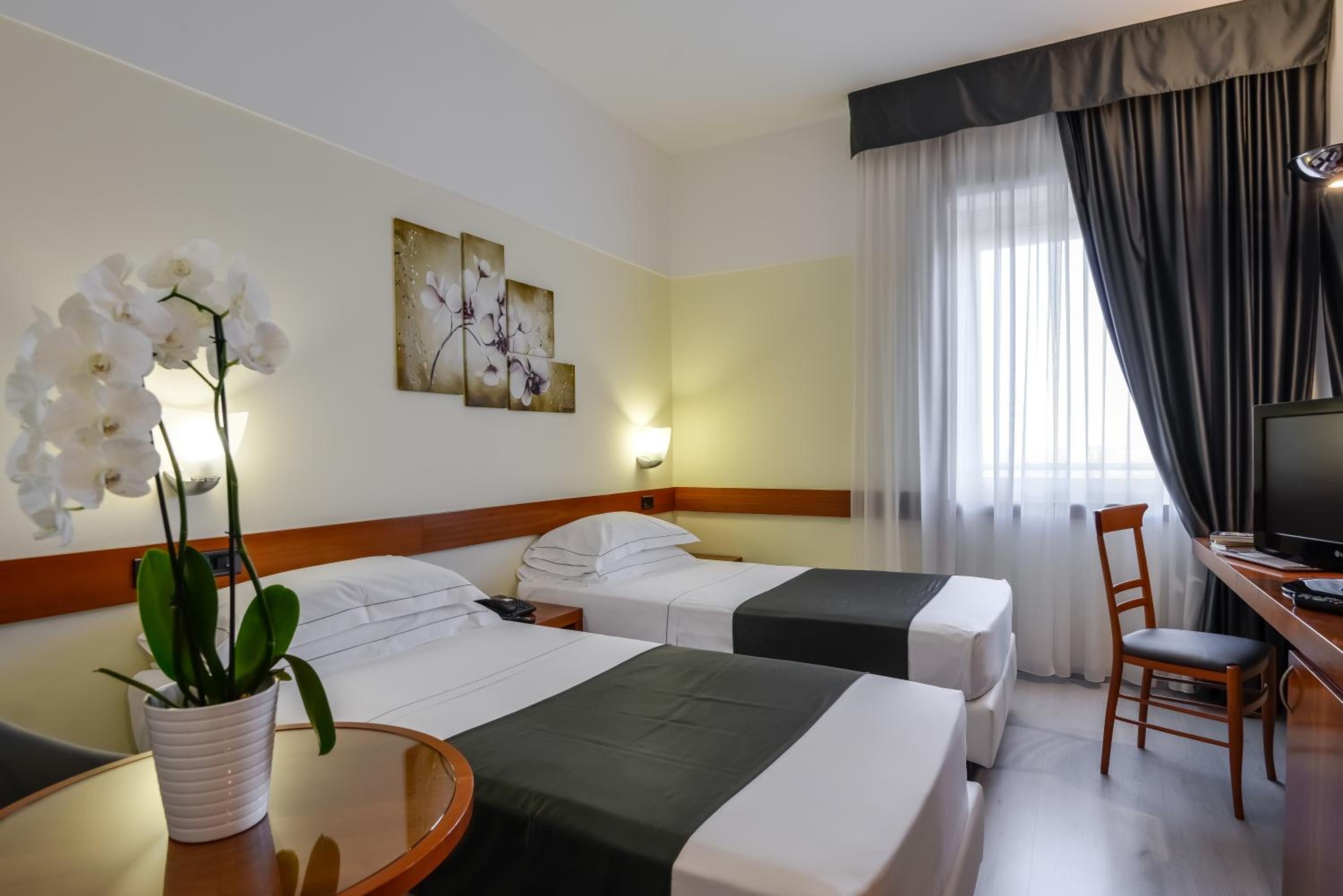 Standard Double or Twin Room - Photo 7