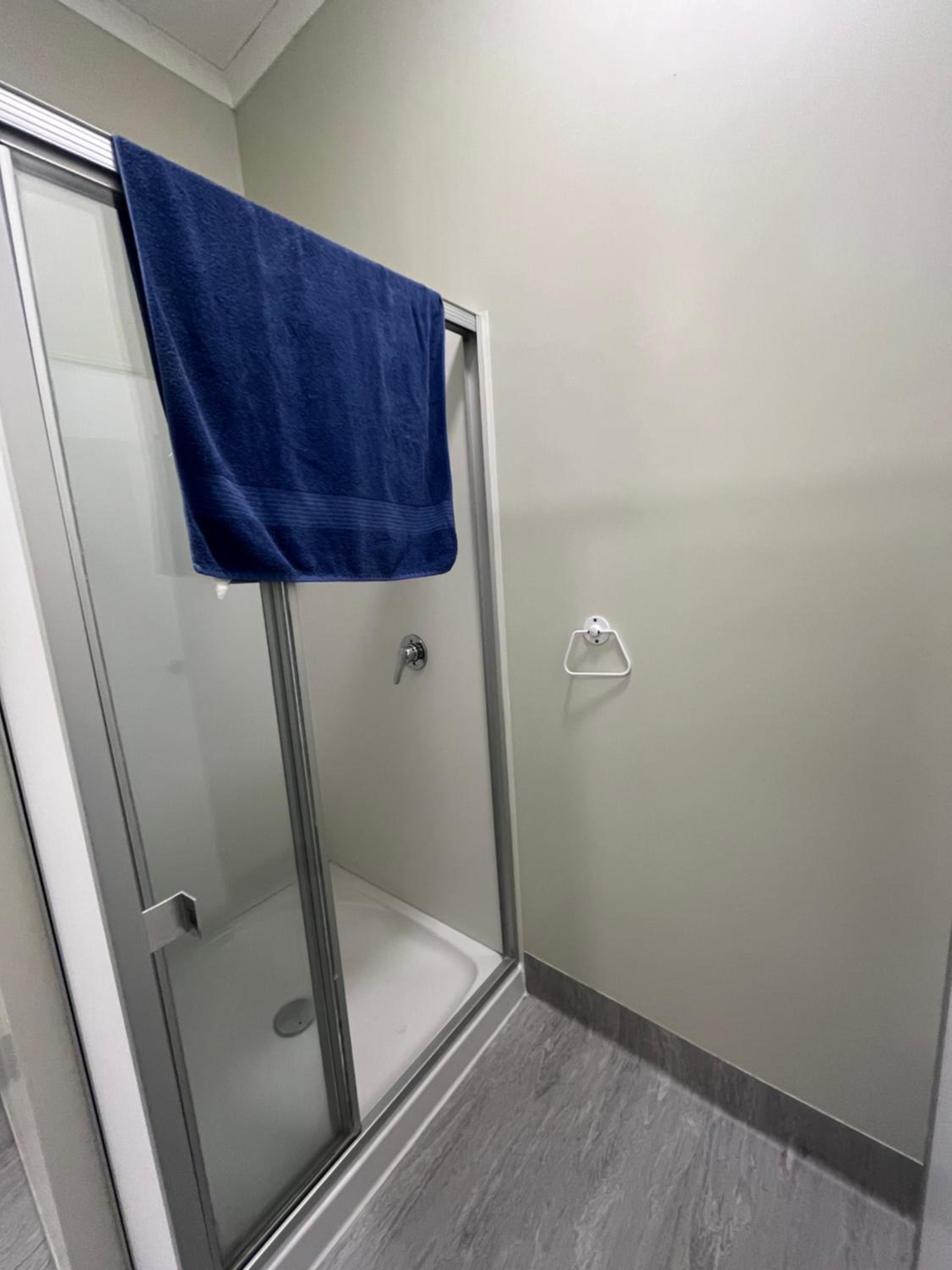 Single Bed in Mixed Dormitory Room with Shared Bathroom (8 Adults) 
