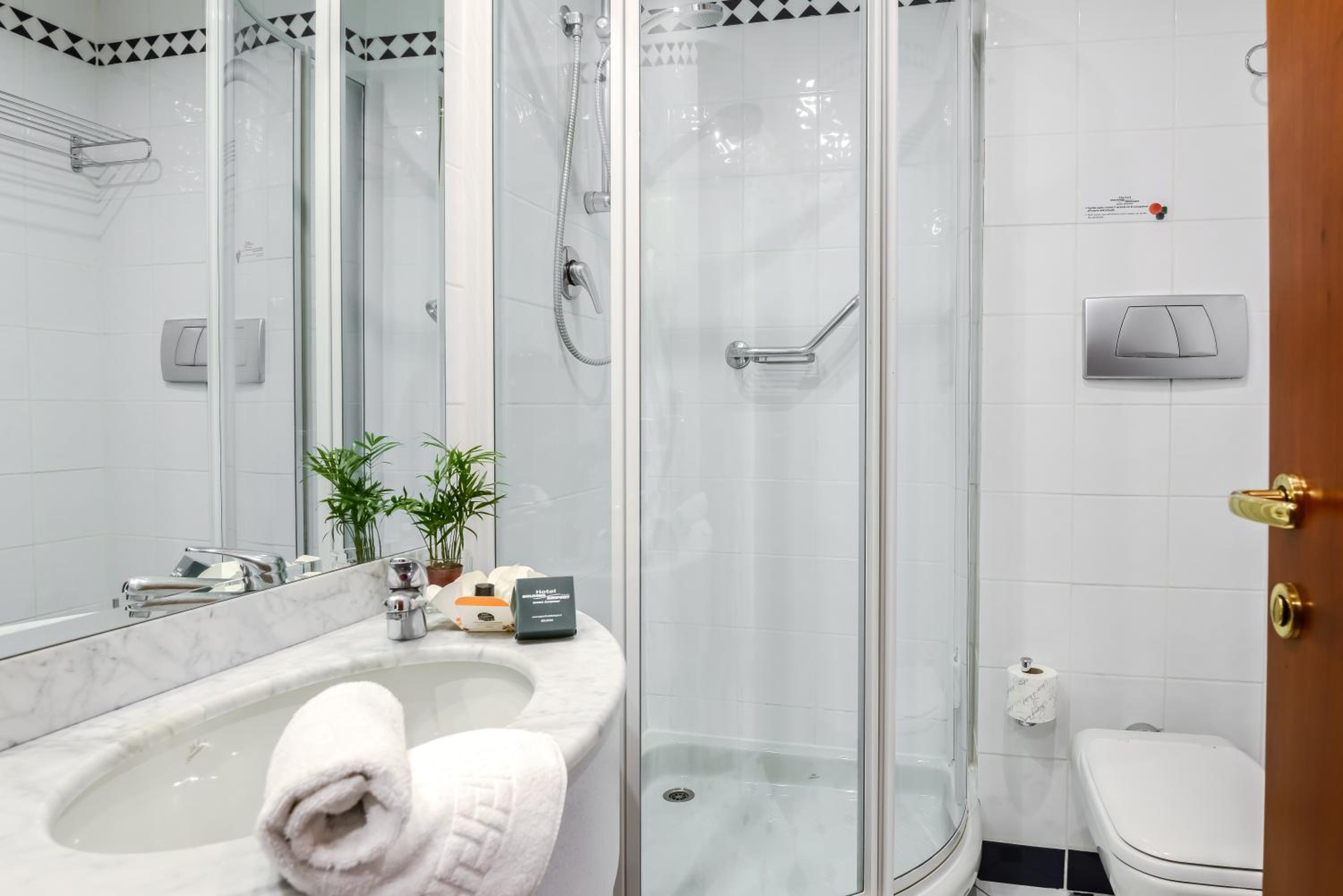 Standard Double or Twin Room - Photo 4