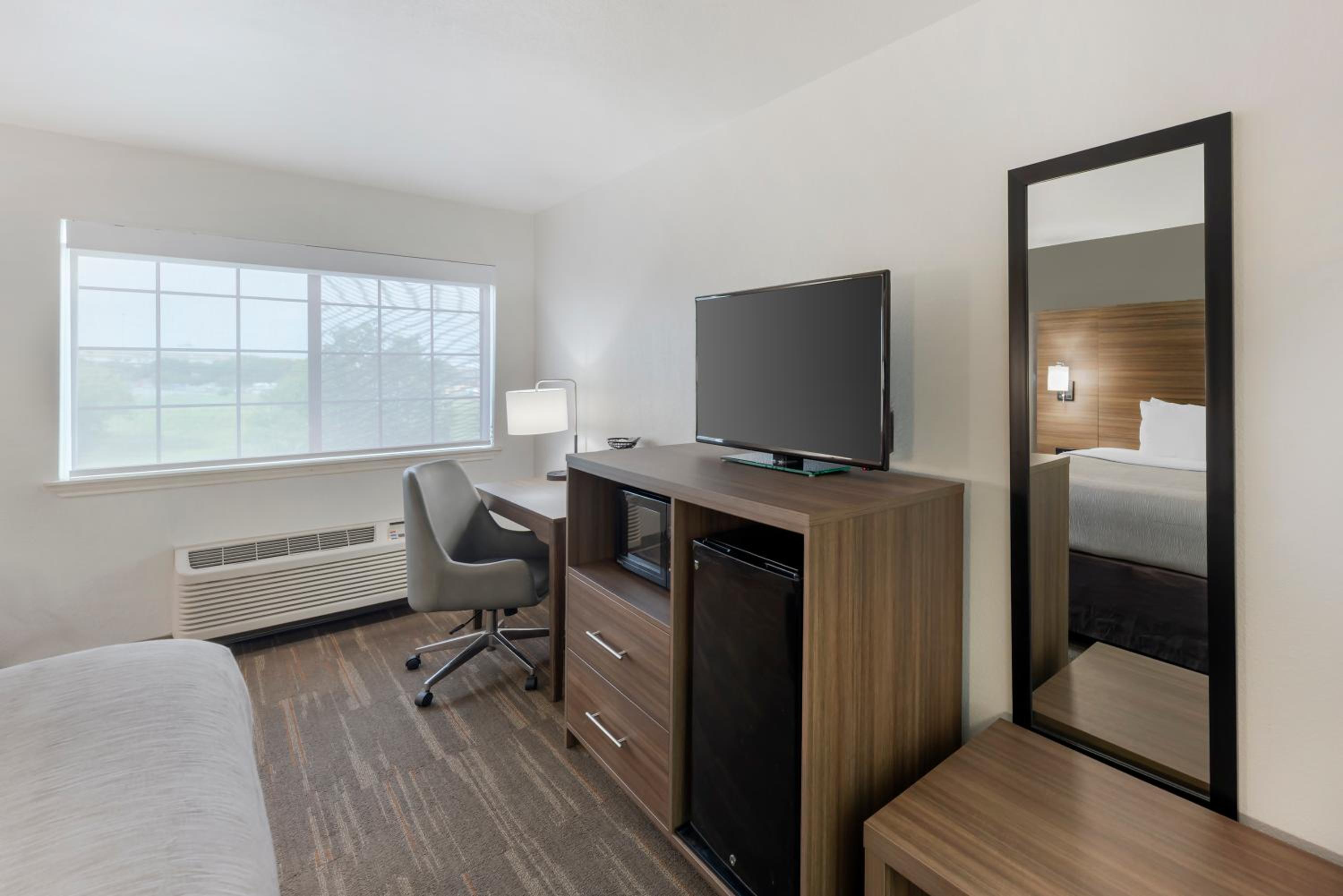 King Room with Two King Beds - Accessible/Non-Smoking - Photo 2