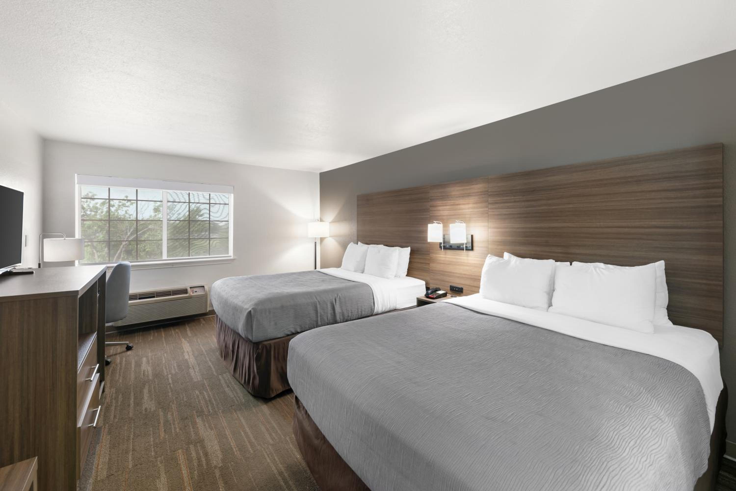 King Room with Two King Beds - Accessible/Non-Smoking - Photo 3