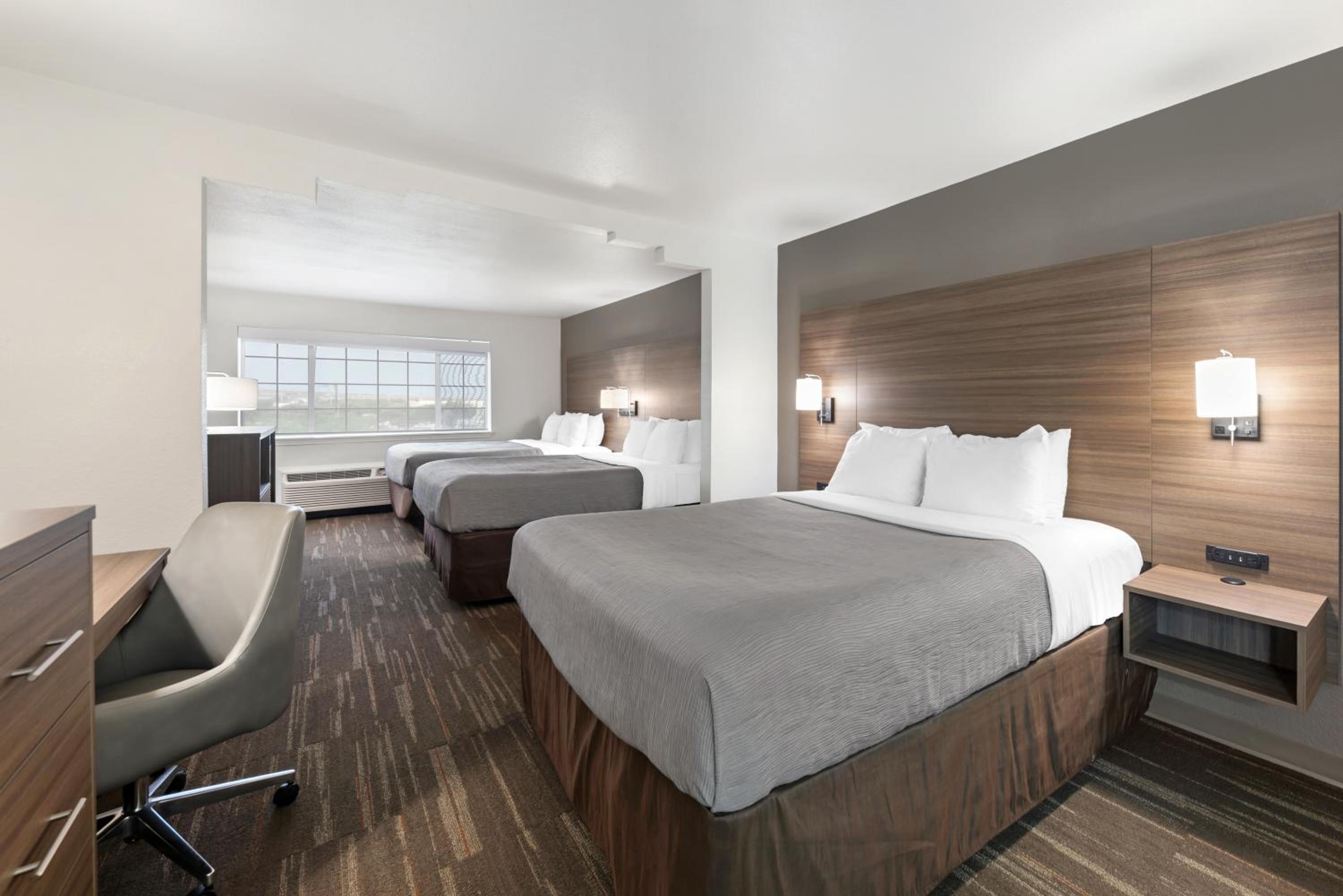 Family Room with Three Queen Beds - Non Smoking