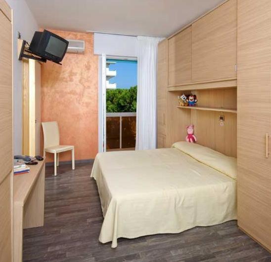 Double or Twin Room with Balcony and Lateral Sea View