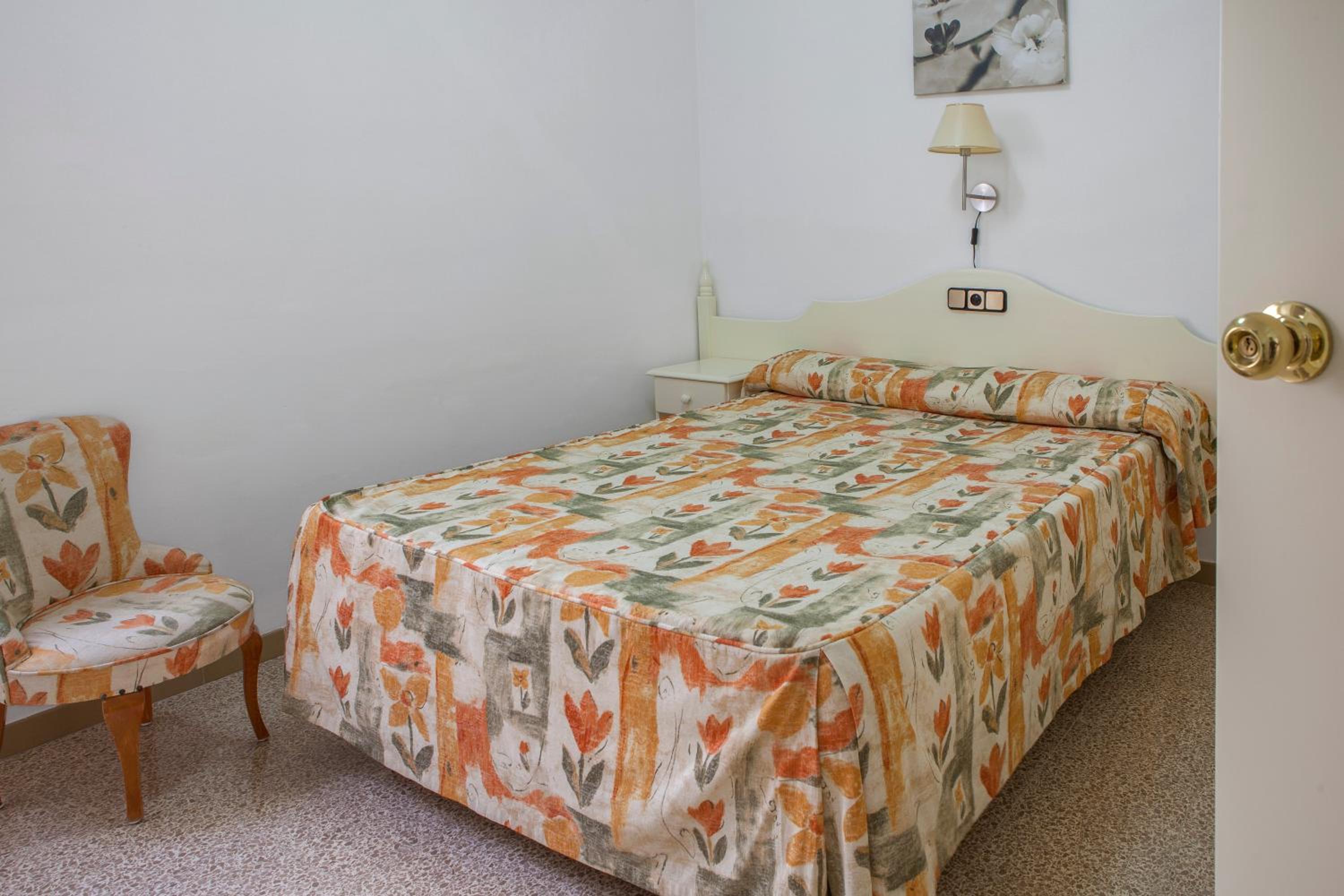Double or Twin Room - Photo 4
