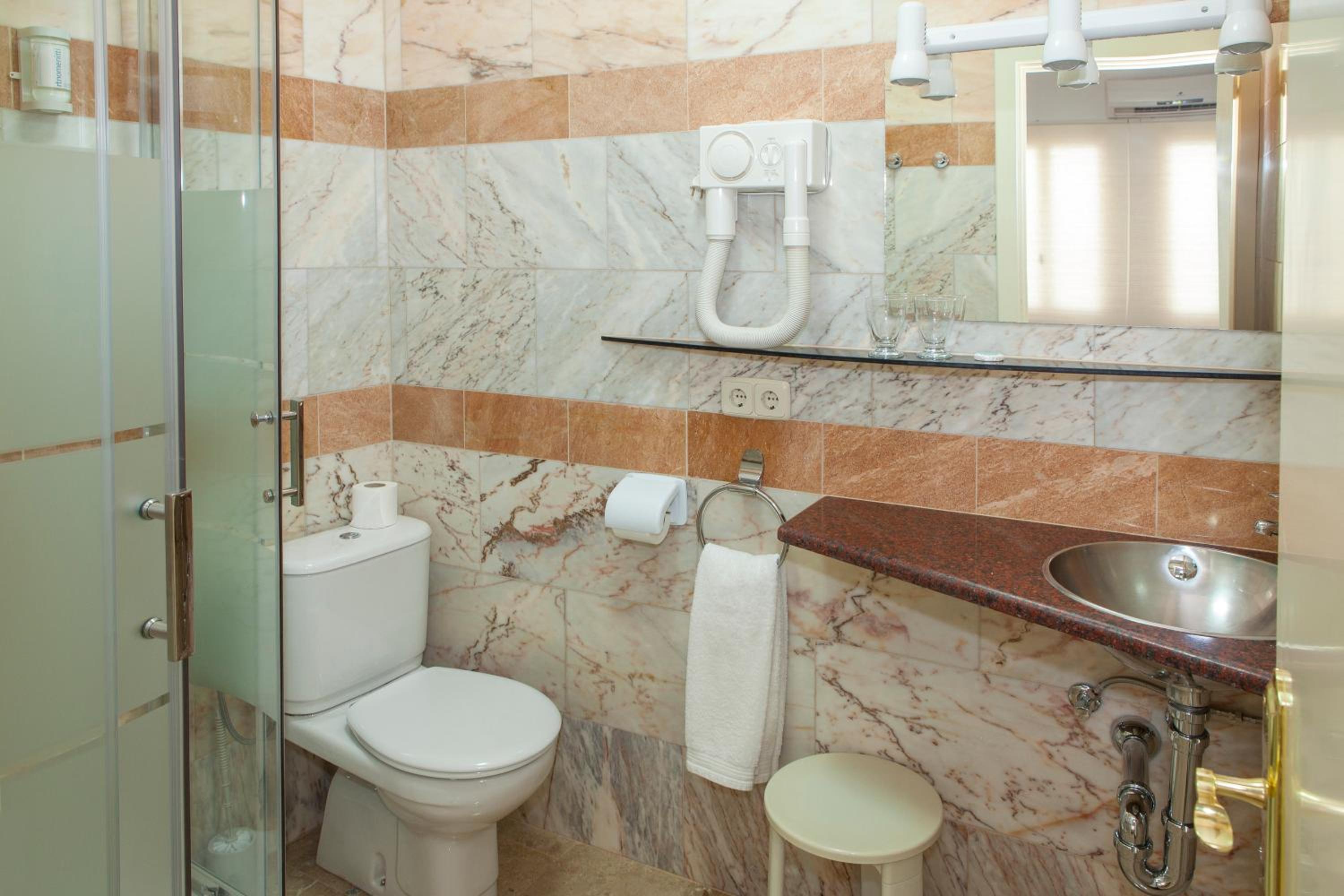 Double or Twin Room - Photo 9