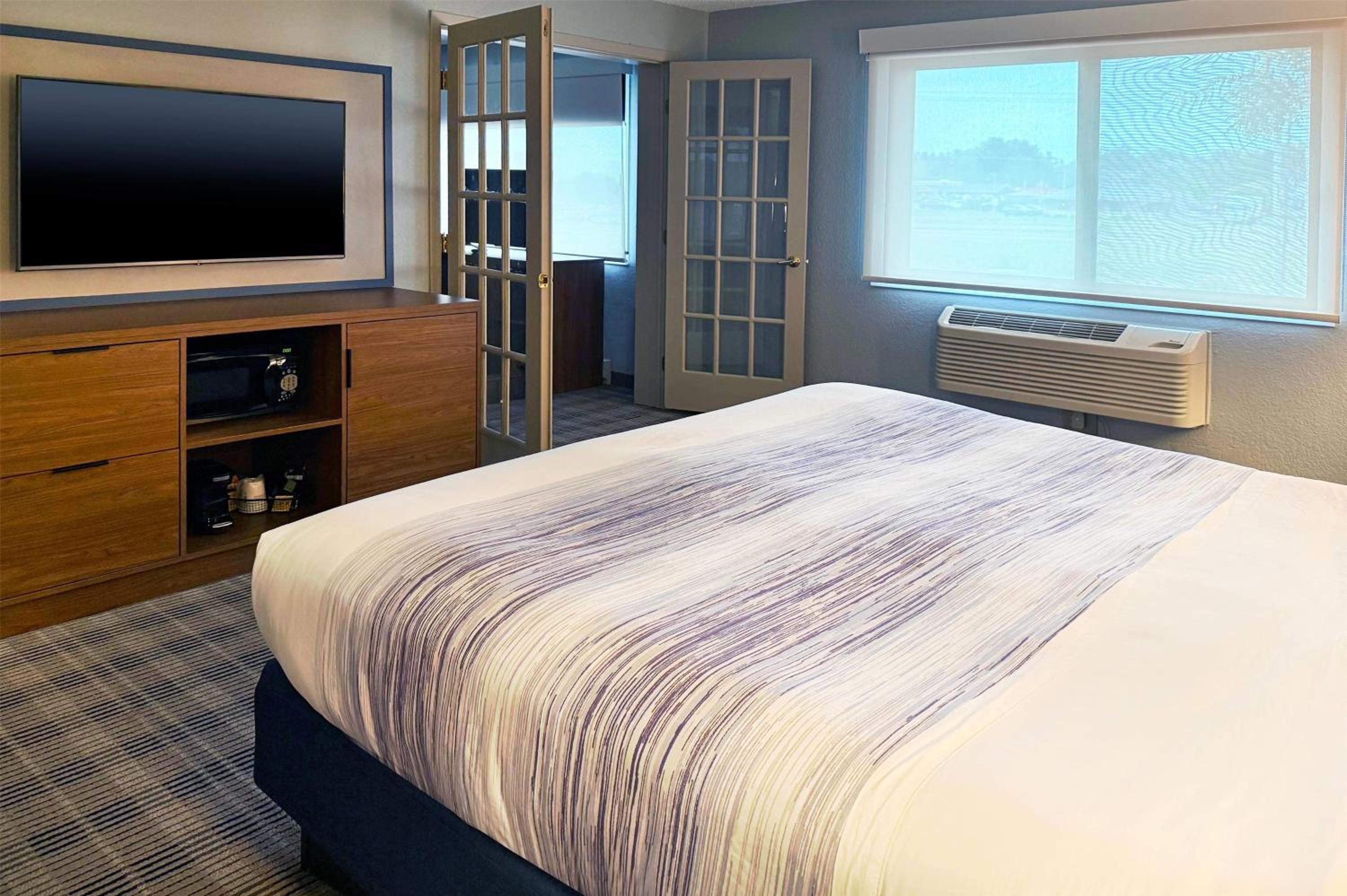 Premier One-Bedroom King Suite - Non-Smoking - Photo 2