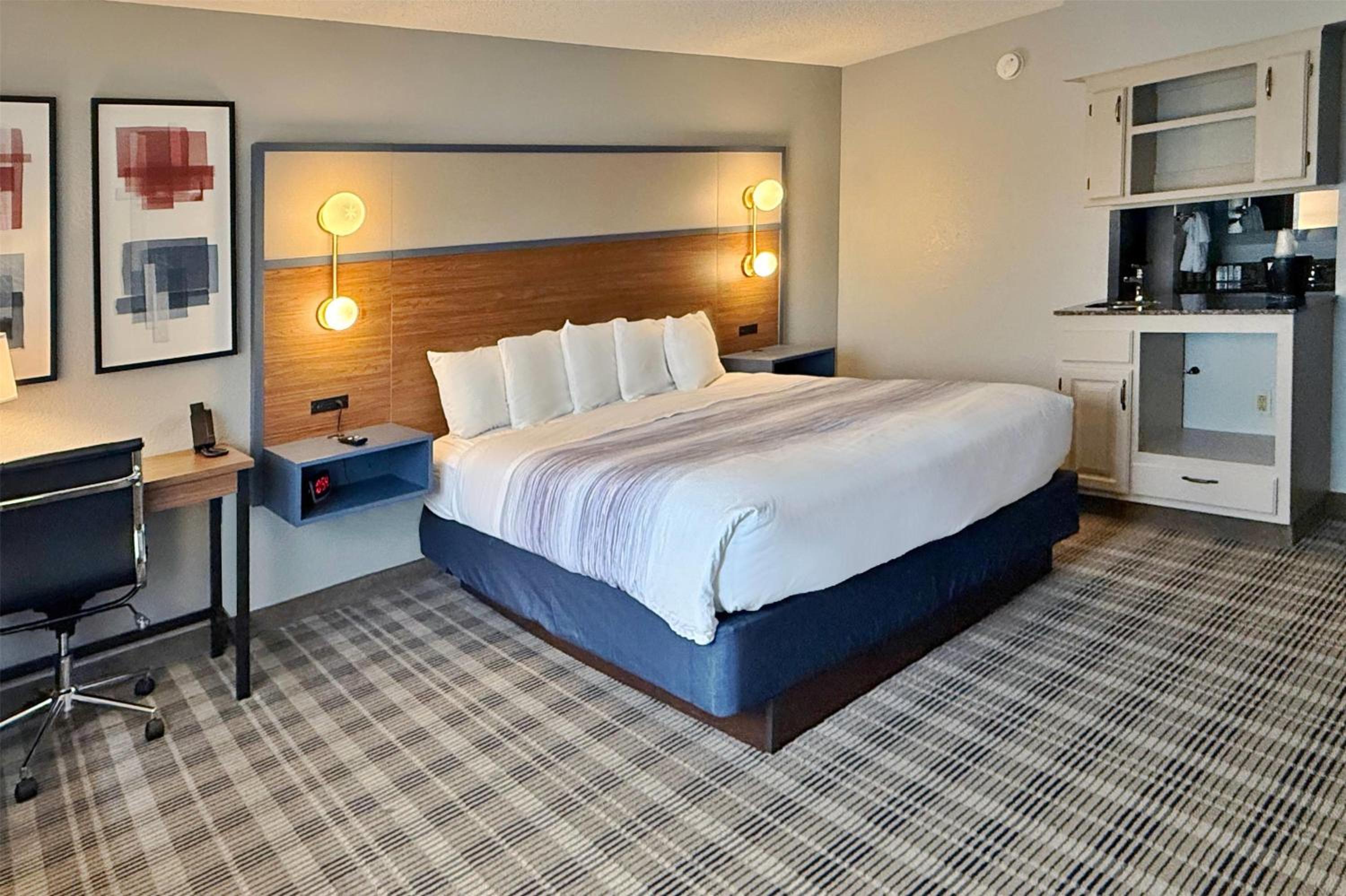 Premier One-Bedroom King Suite - Non-Smoking - Photo 3