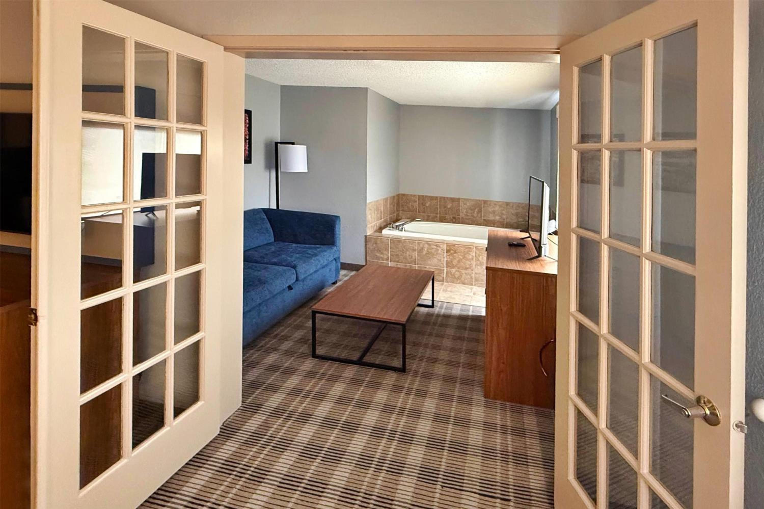 Premier One-Bedroom King Suite - Non-Smoking - Photo 4