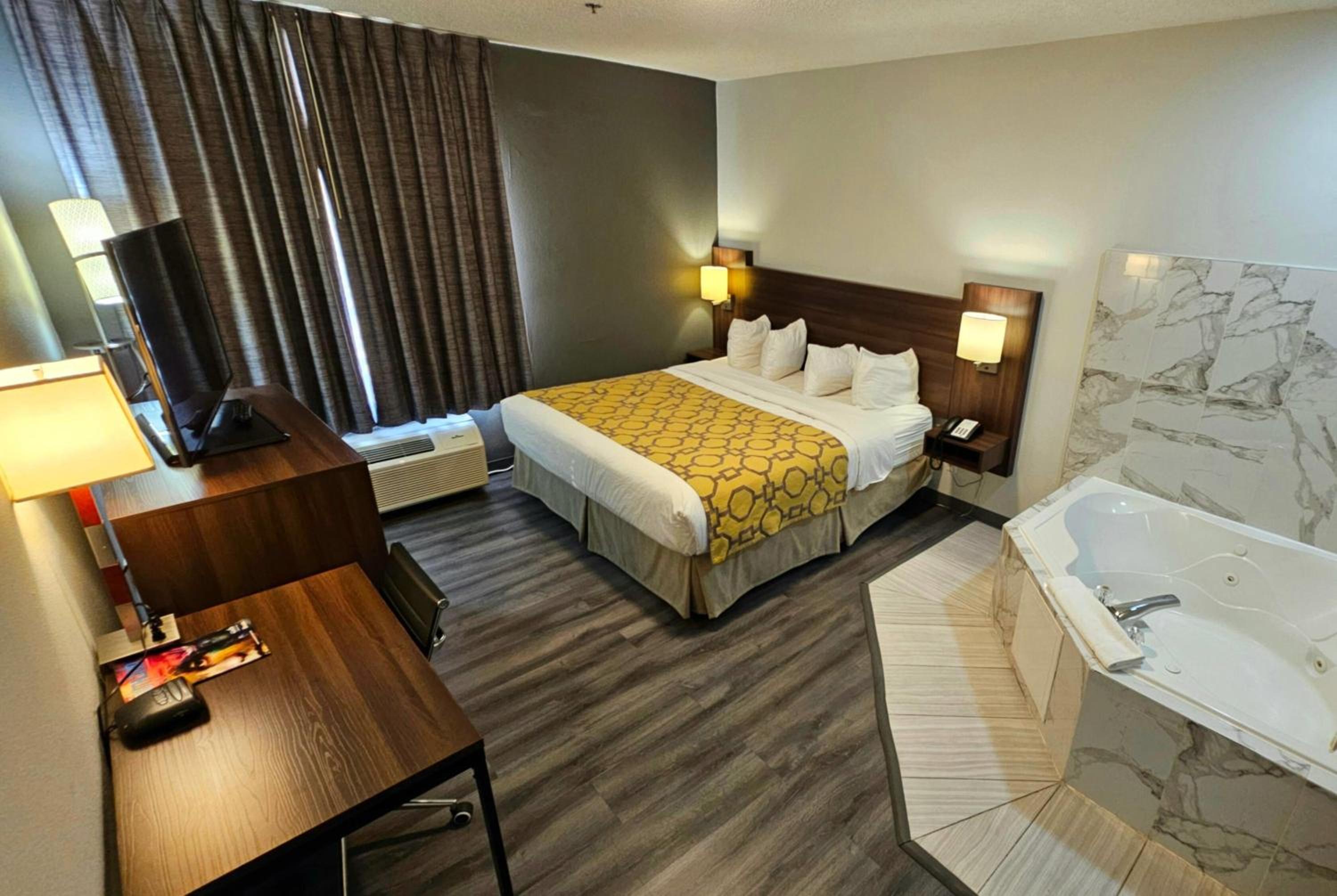 King Studio Suite with Jetted Tub - Non-Smoking - Photo 1
