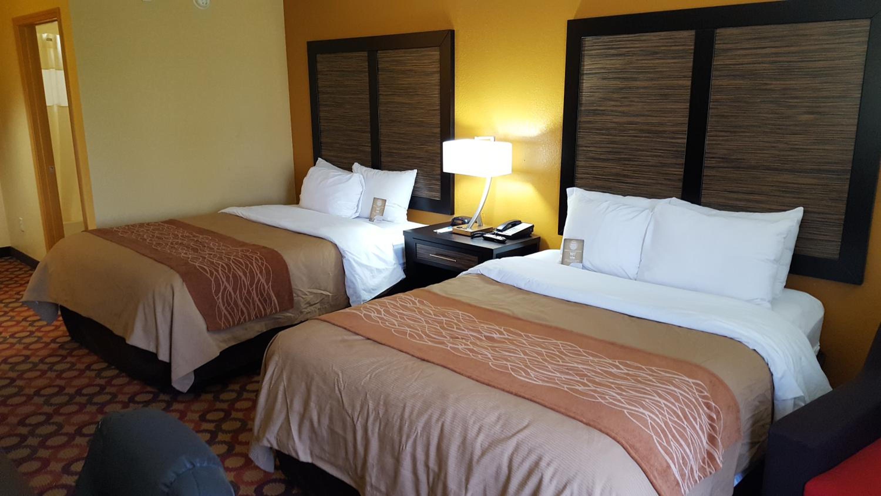 Queen Room with Two Queen Beds - Non-Smoking - Photo 9