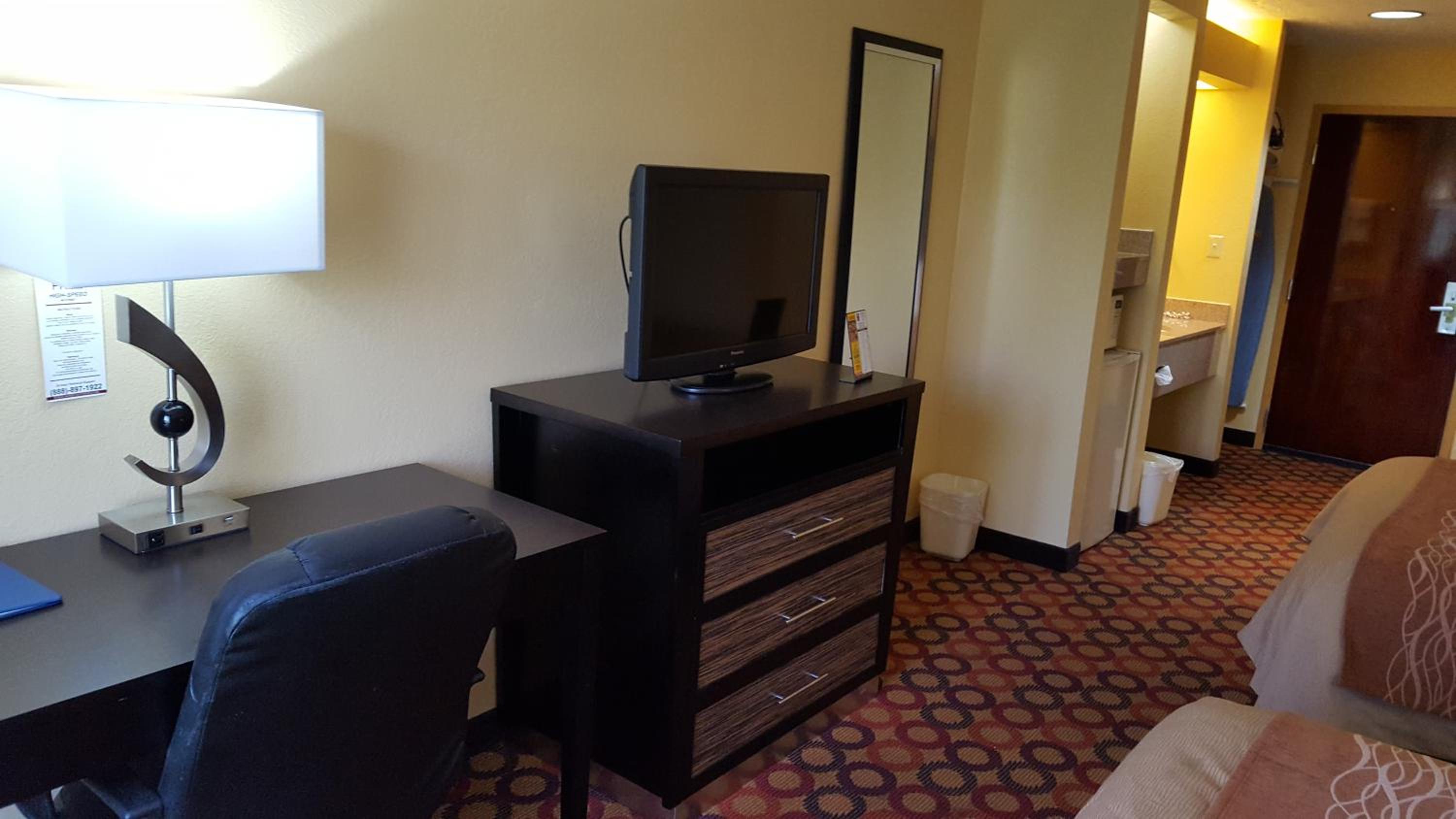 Queen Room with Two Queen Beds - Non-Smoking - Photo 7
