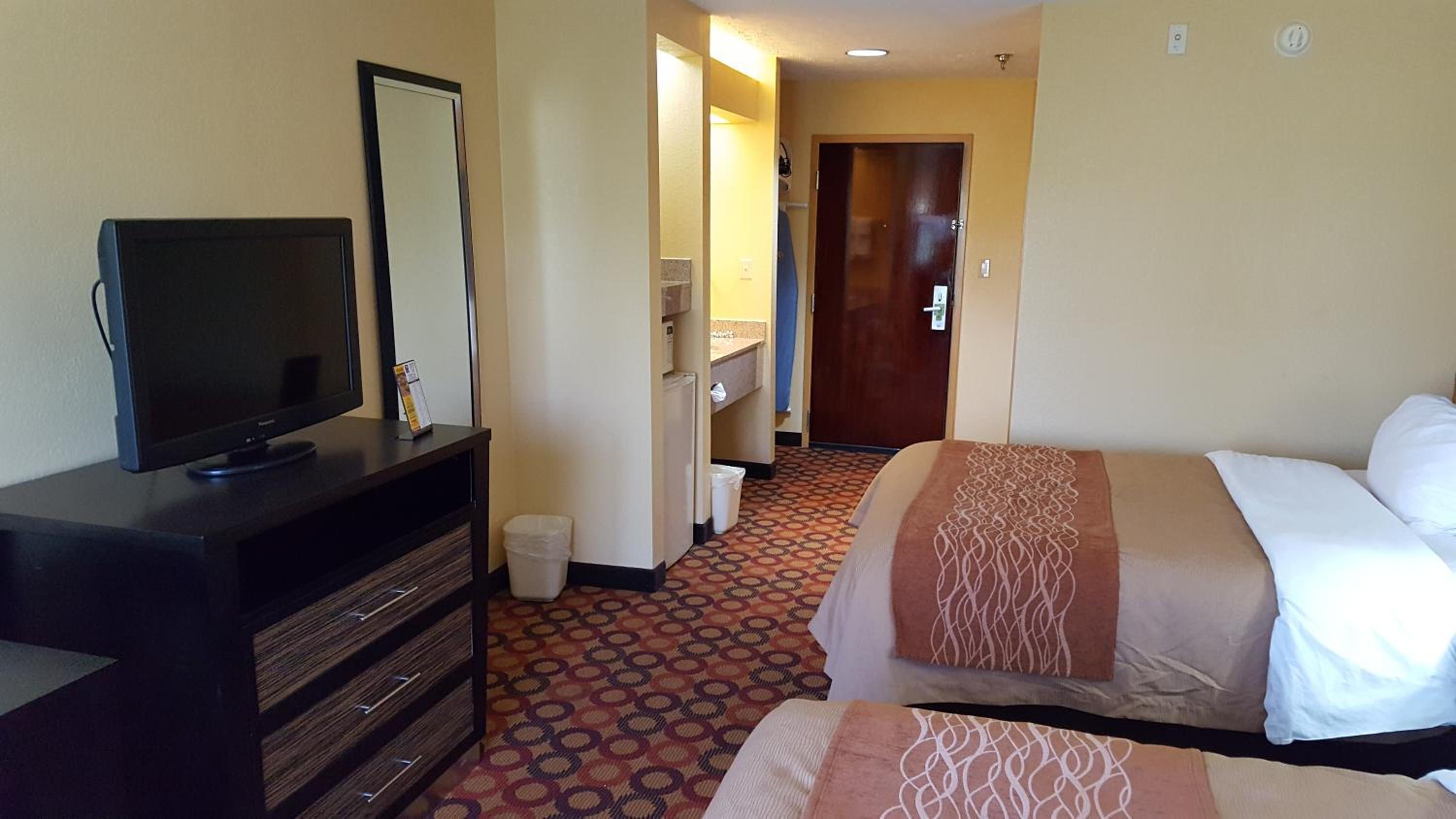 Queen Room with Two Queen Beds - Non-Smoking - Photo 6