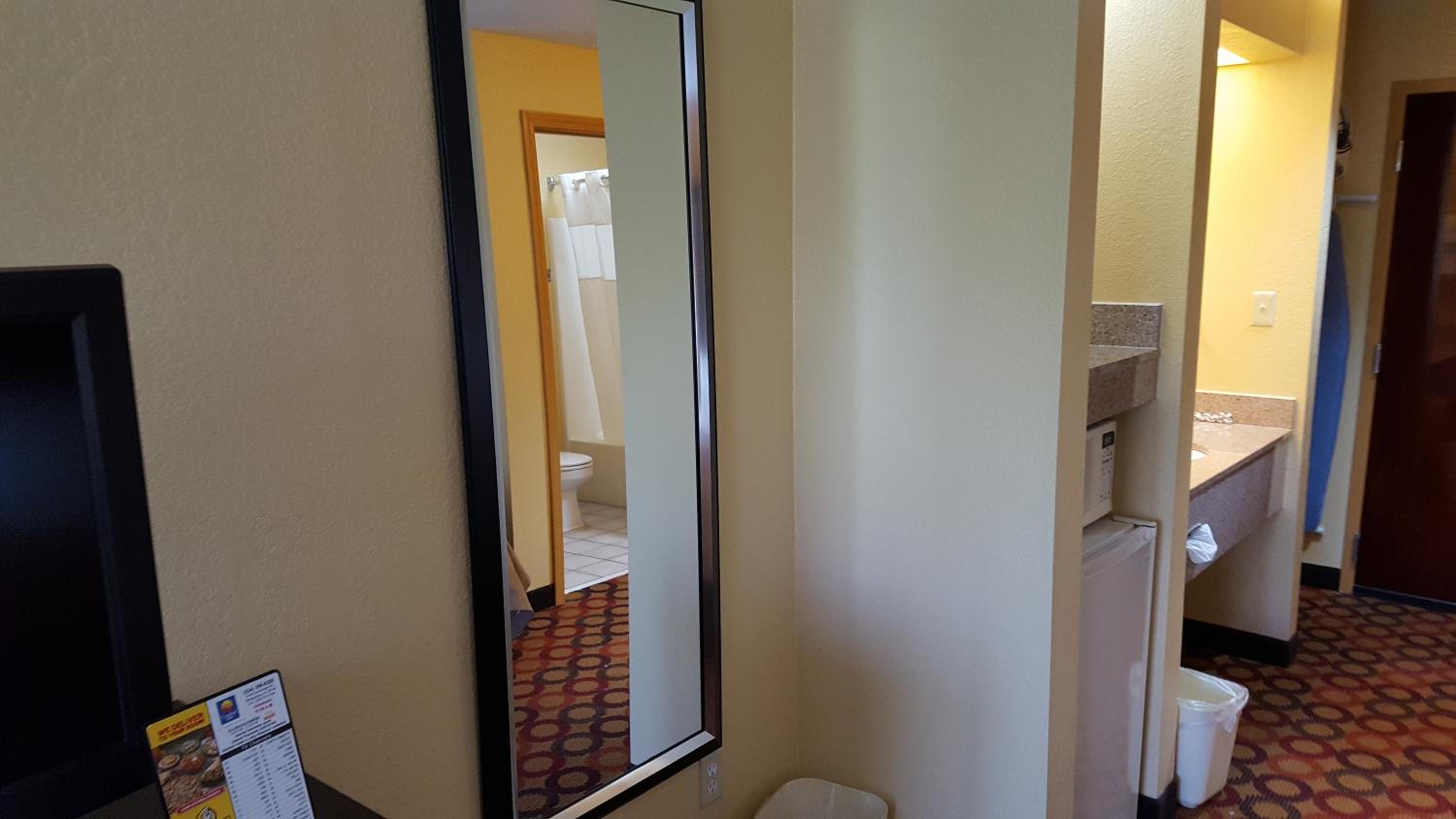 Queen Room with Two Queen Beds - Non-Smoking - Photo 5