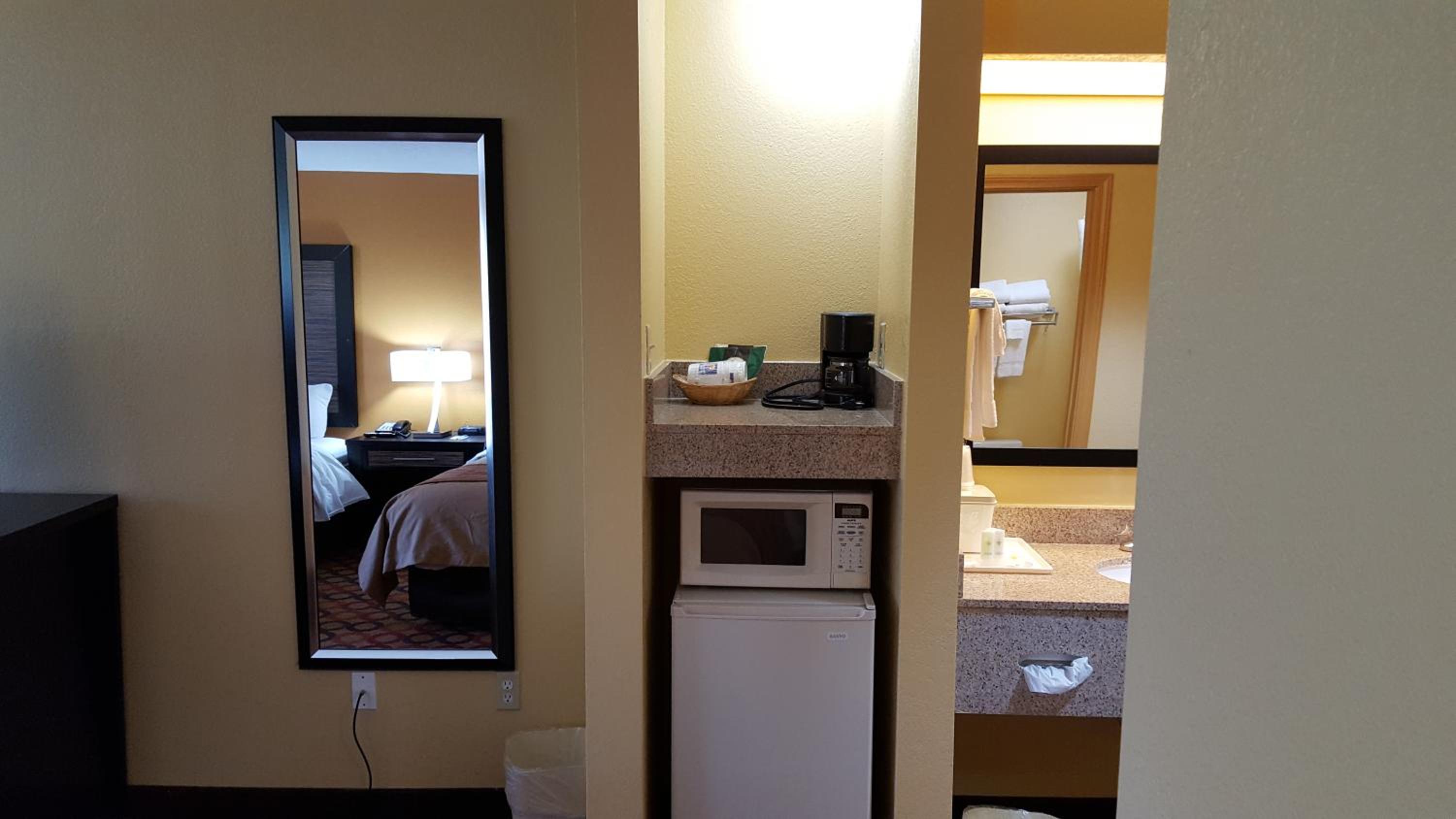 Queen Room with Two Queen Beds - Non-Smoking - Photo 4