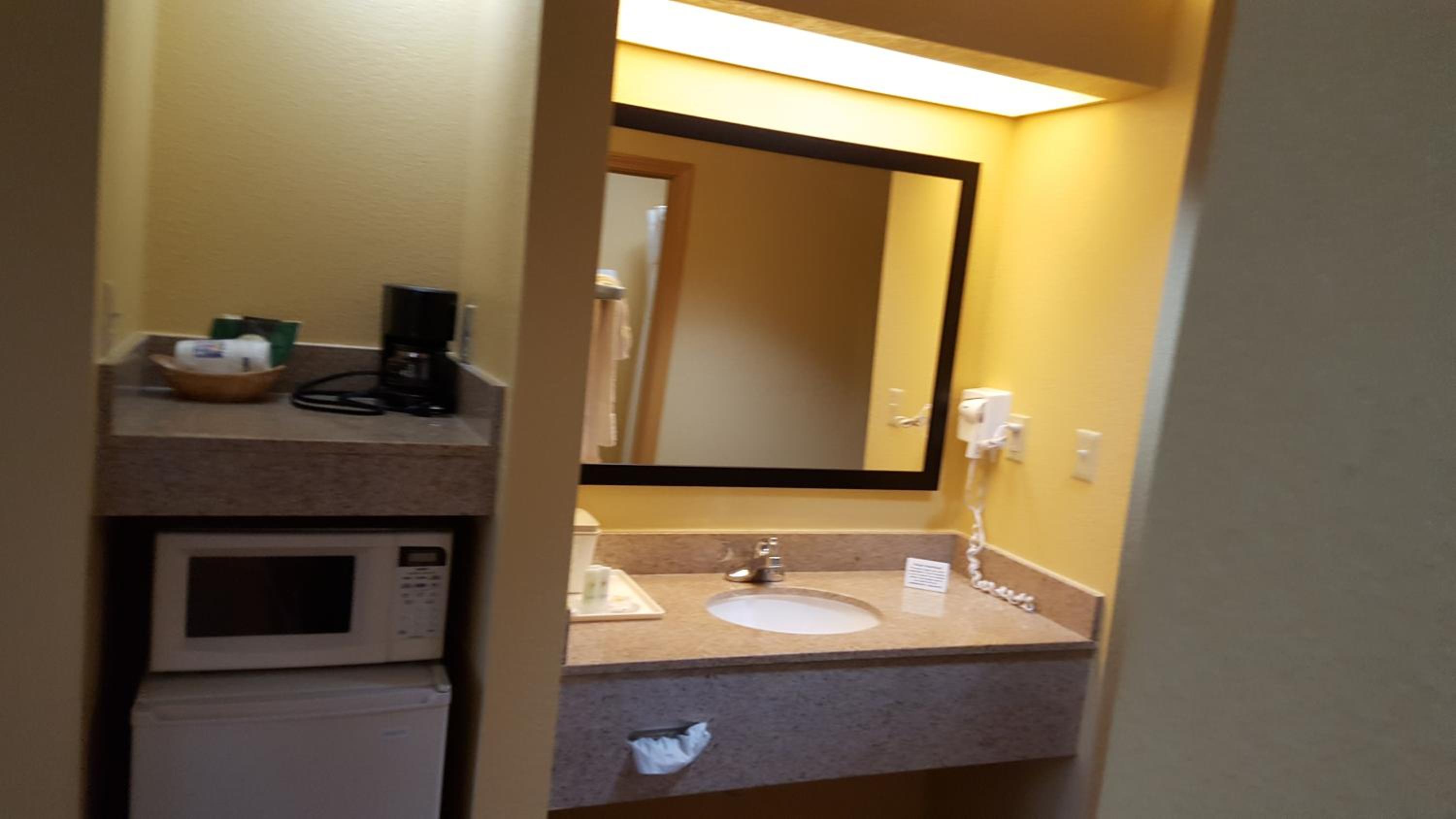 Queen Room with Two Queen Beds - Non-Smoking - Photo 3