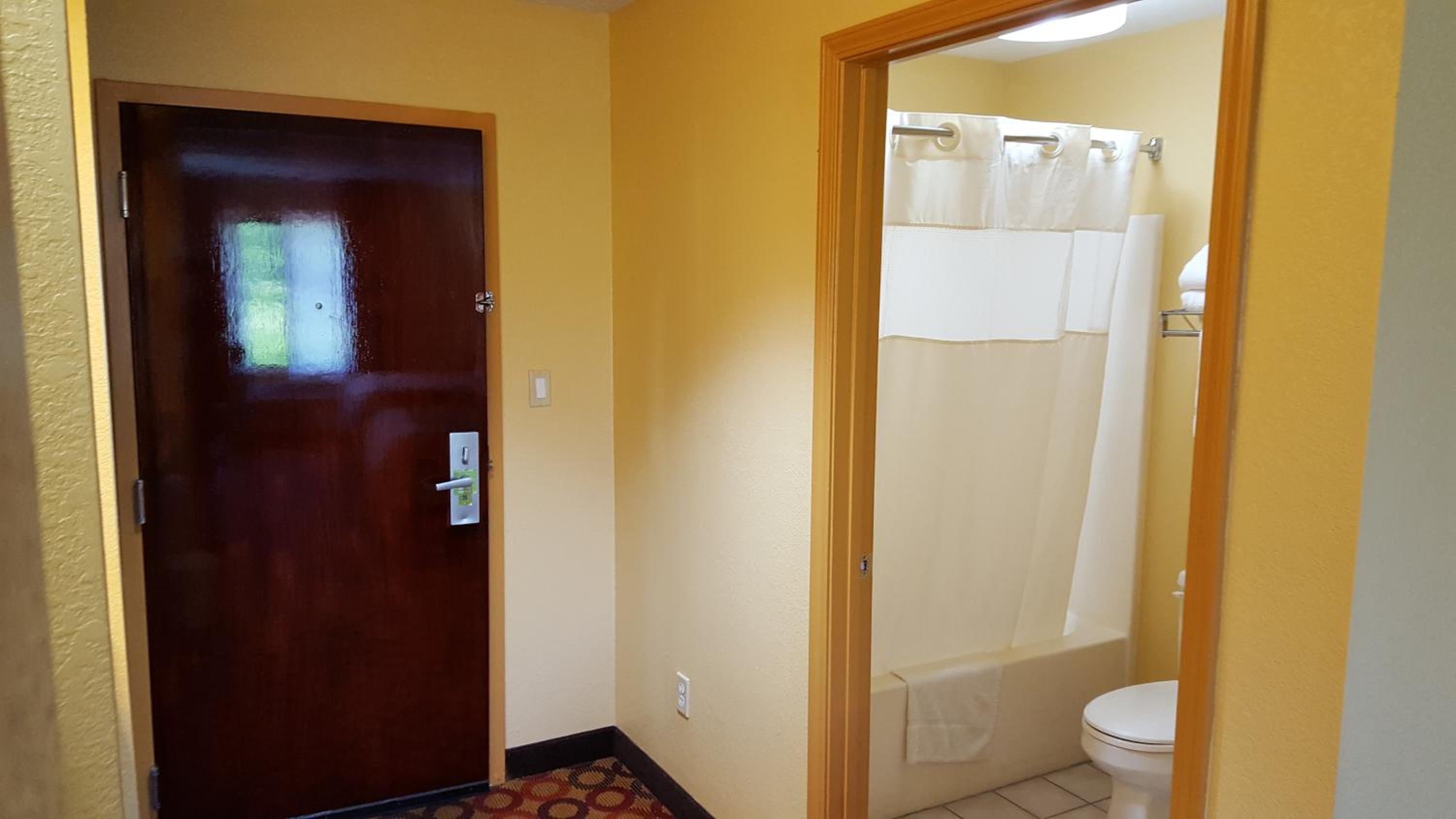 Queen Room with Two Queen Beds - Non-Smoking - Photo 2