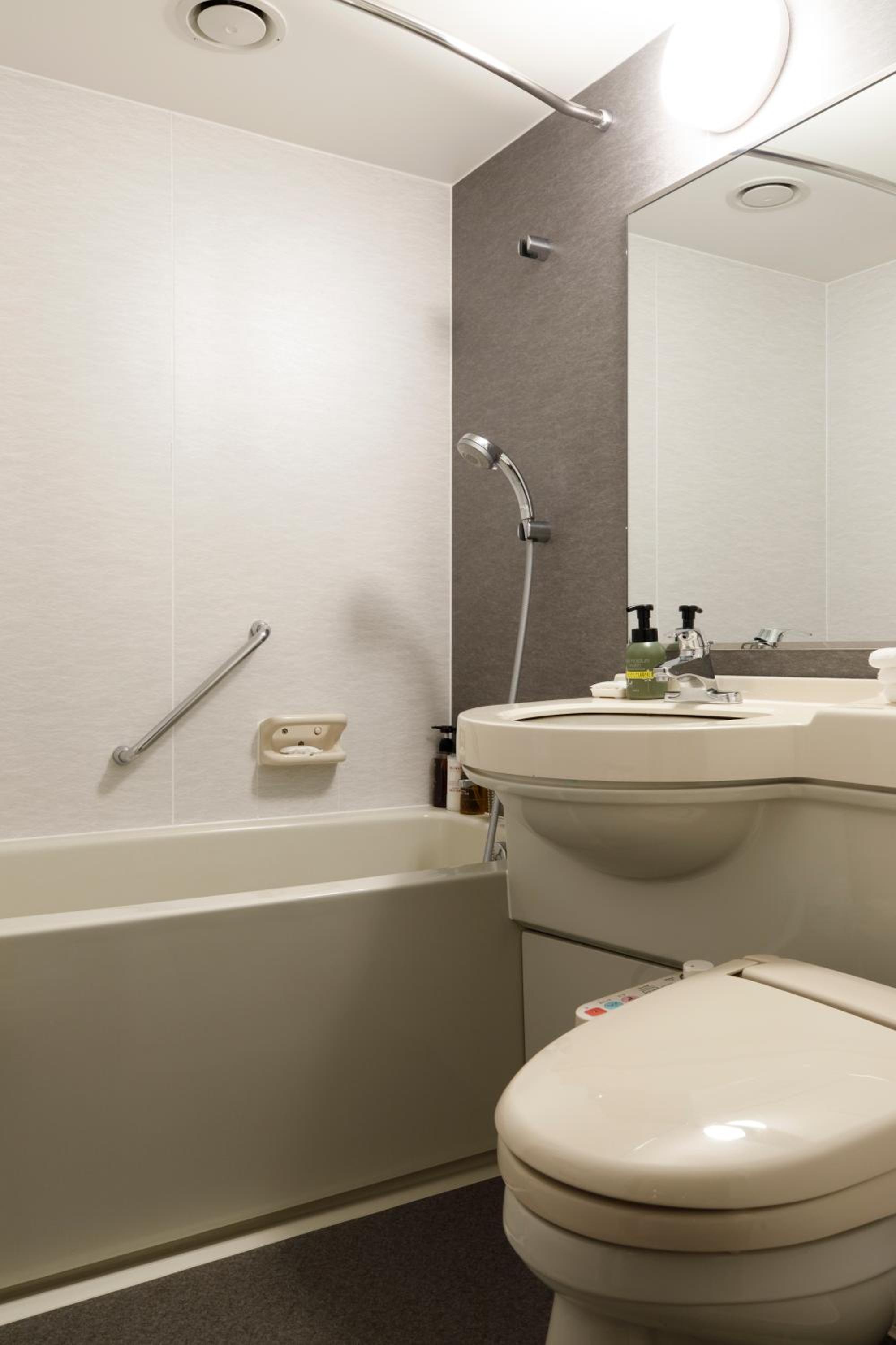 Suite with Two Single Beds and Castle View