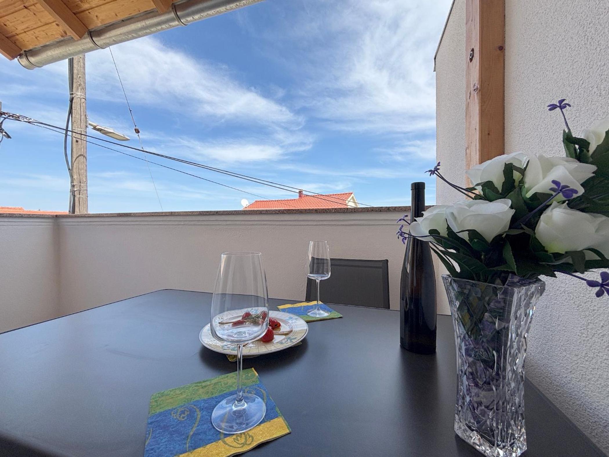 One-Bedroom Apartment with Balcony and Sea View photo 3
