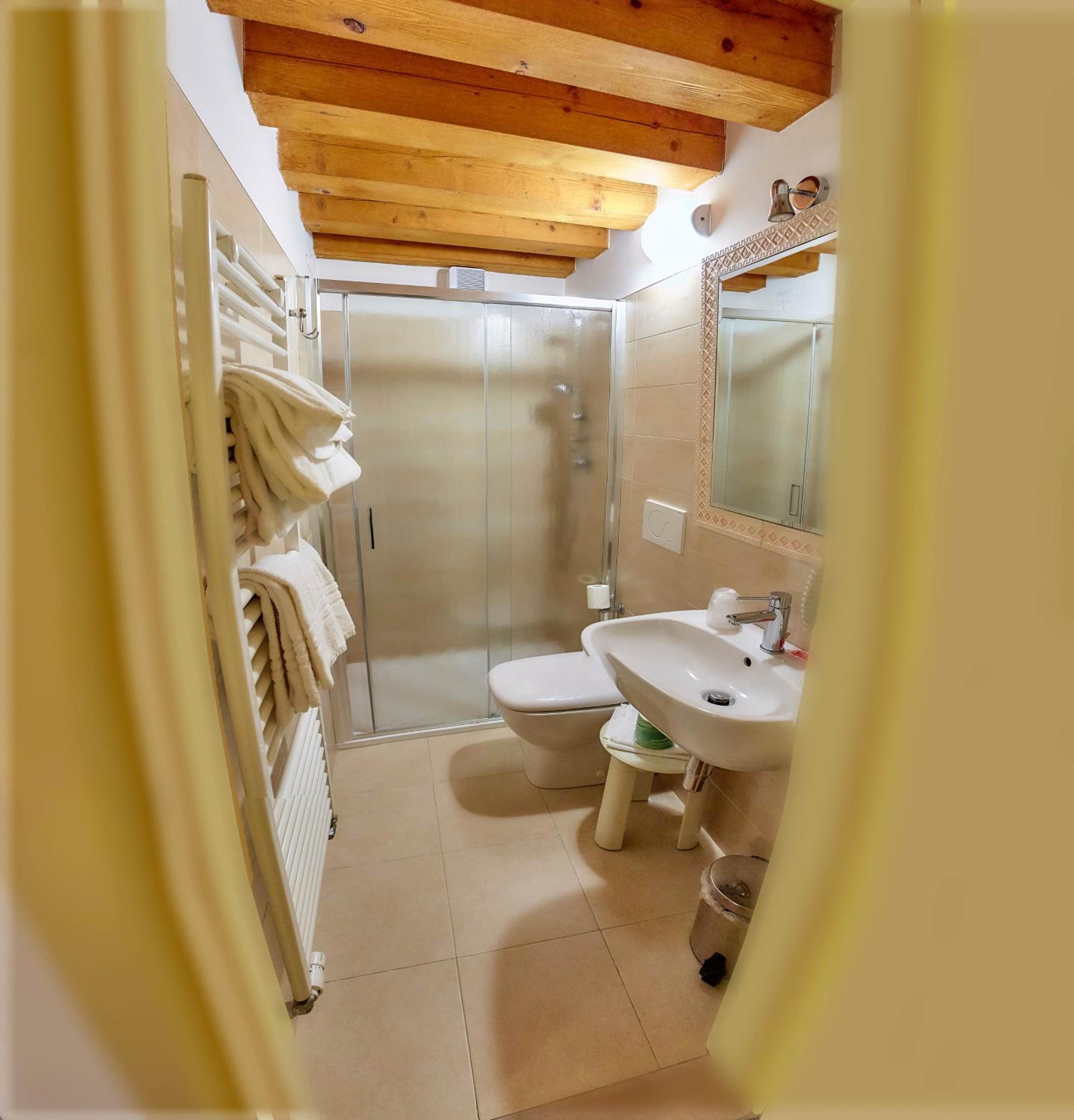 Classic Double or Twin Room - Photo 9