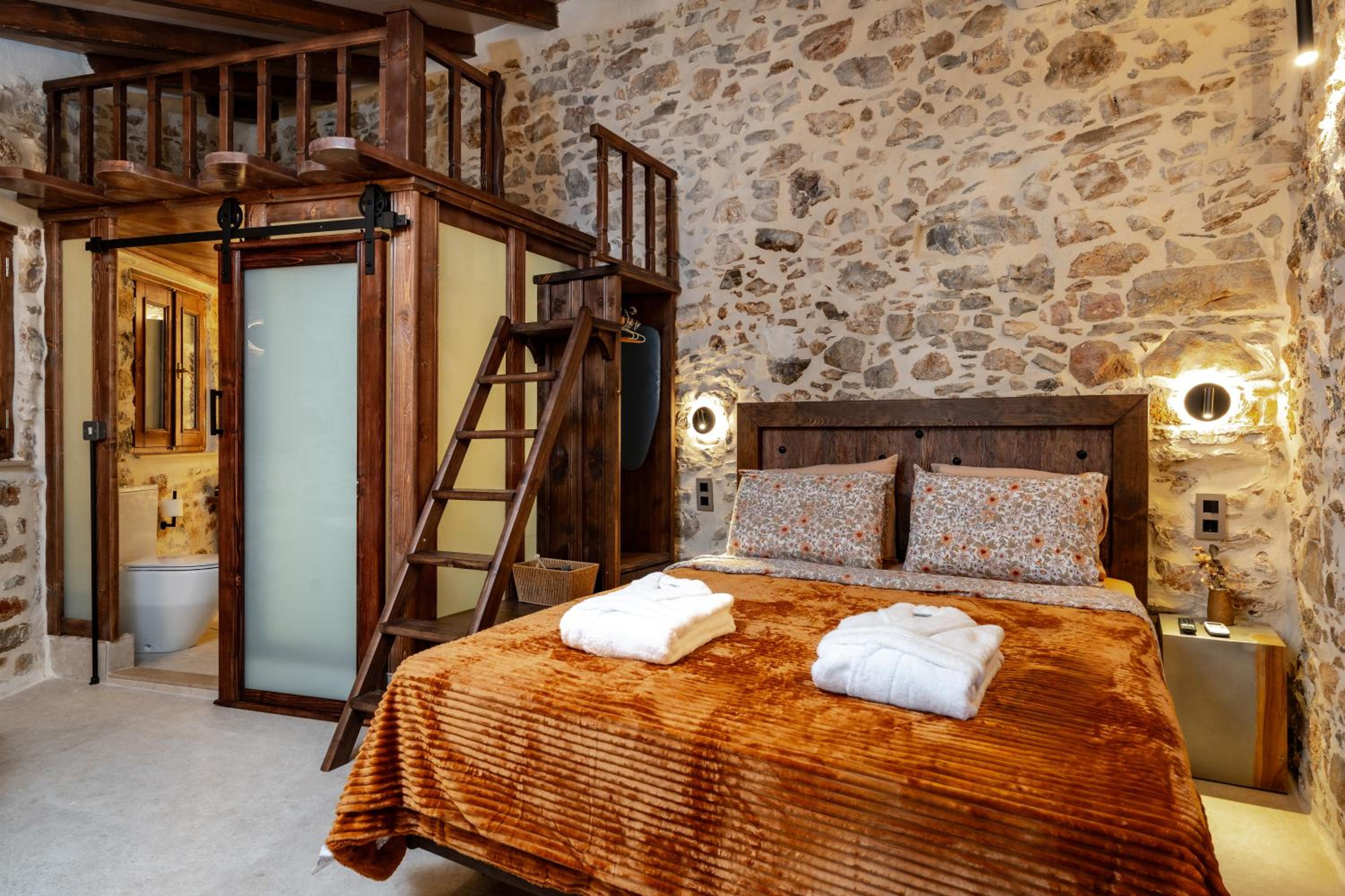 Deluxe Suite with Spa Bath - Photo 14