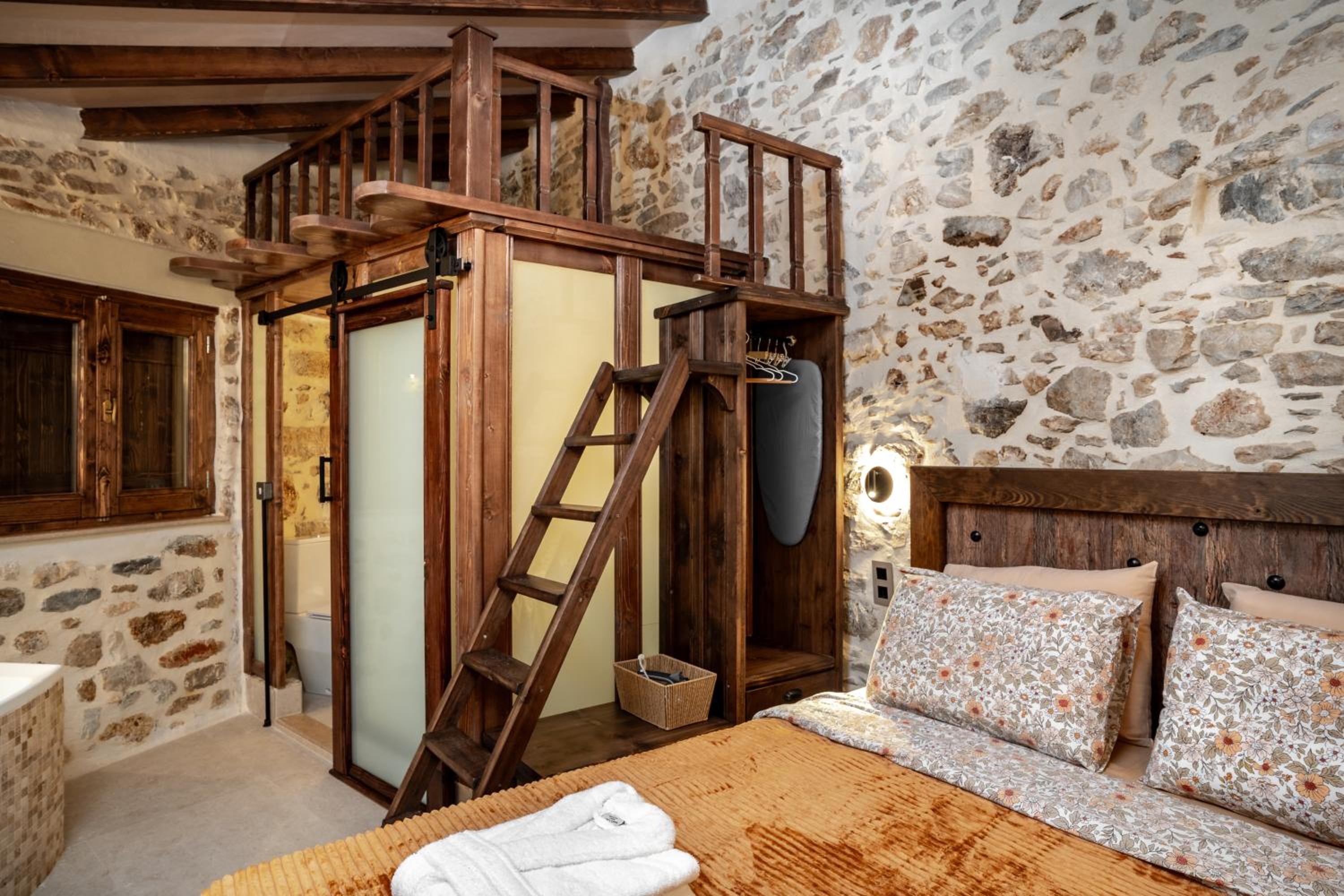 Deluxe Suite with Spa Bath - Photo 13