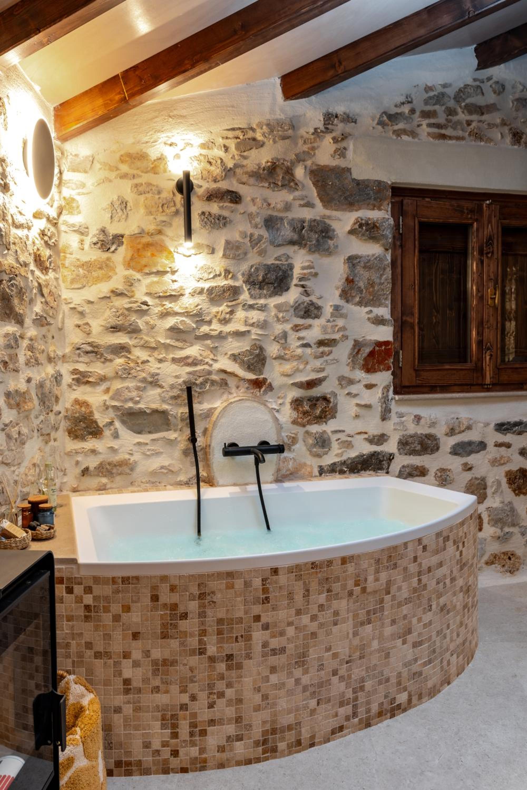 Deluxe Suite with Spa Bath - Photo 11