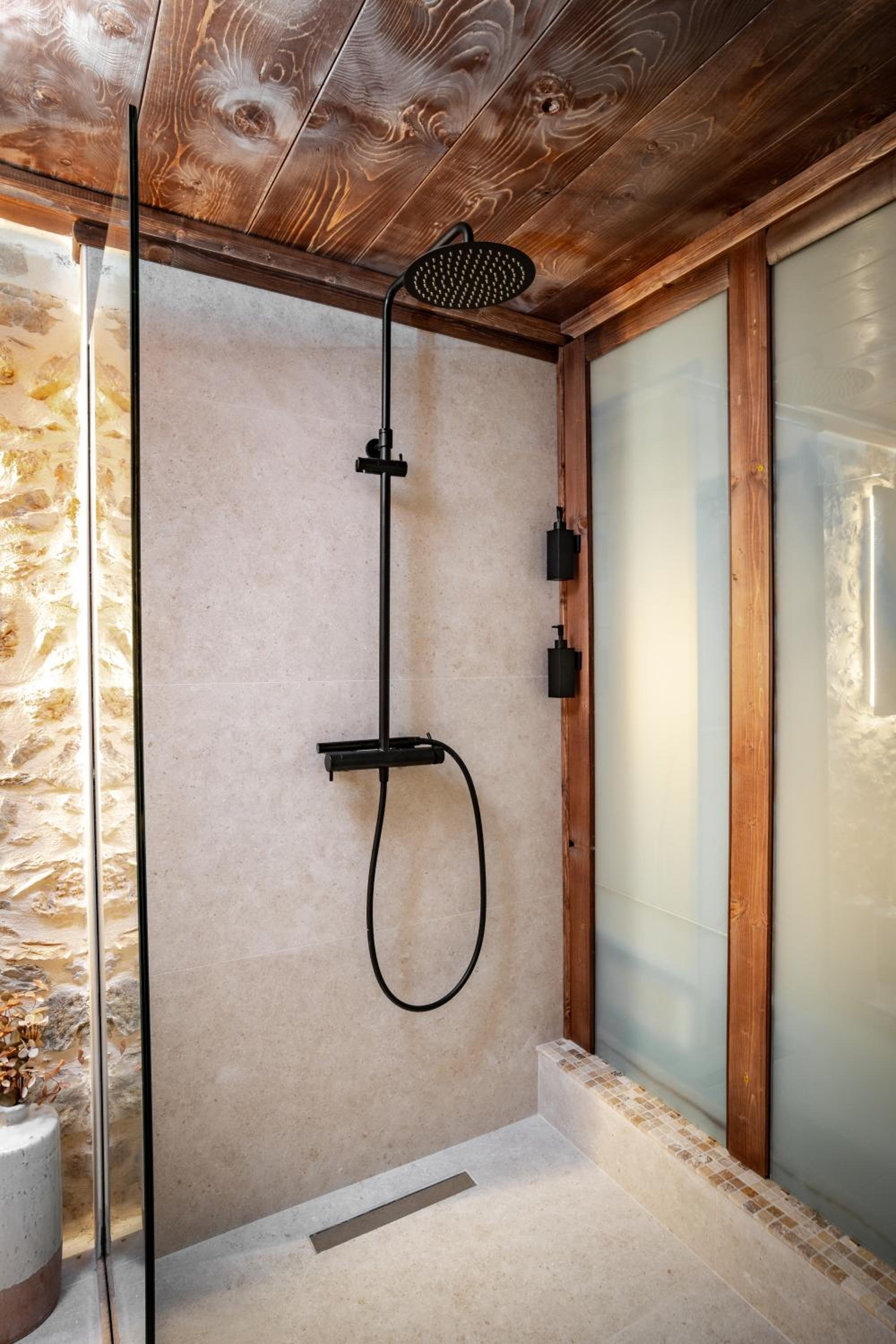 Deluxe Suite with Spa Bath - Photo 9
