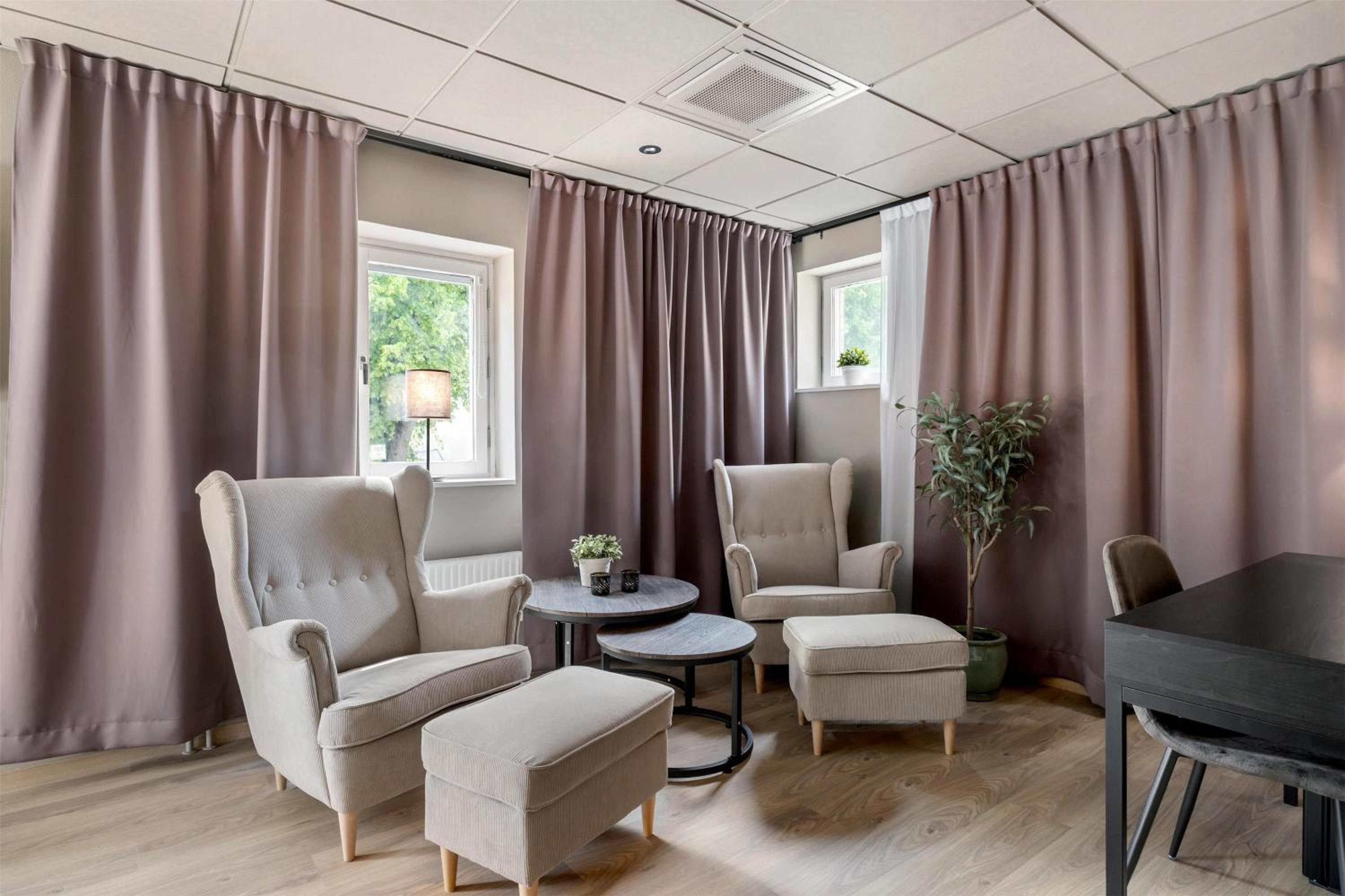 Junior King Suite with Hot Tub and City View - Non-Smoking