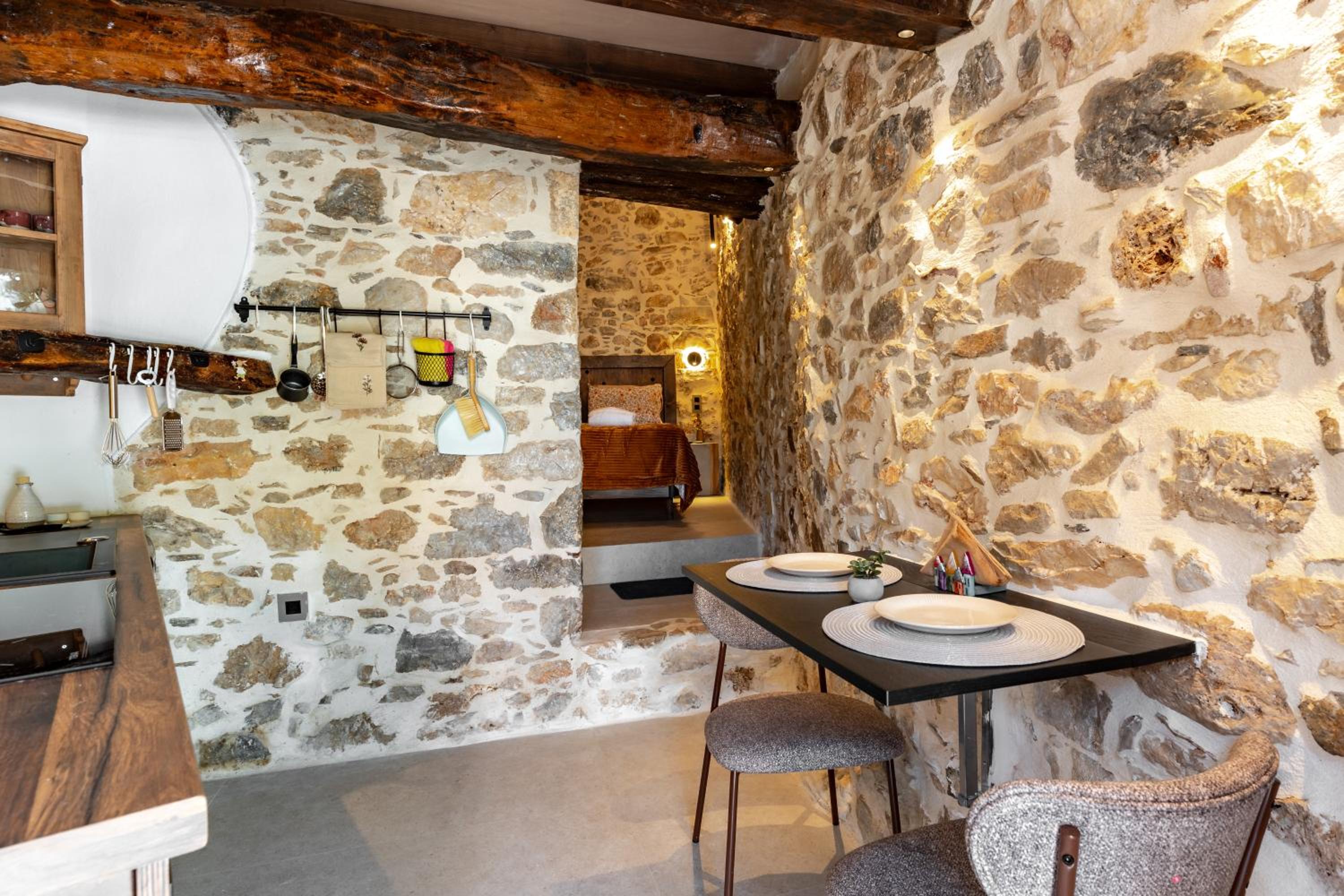Deluxe Suite with Spa Bath - Photo 6