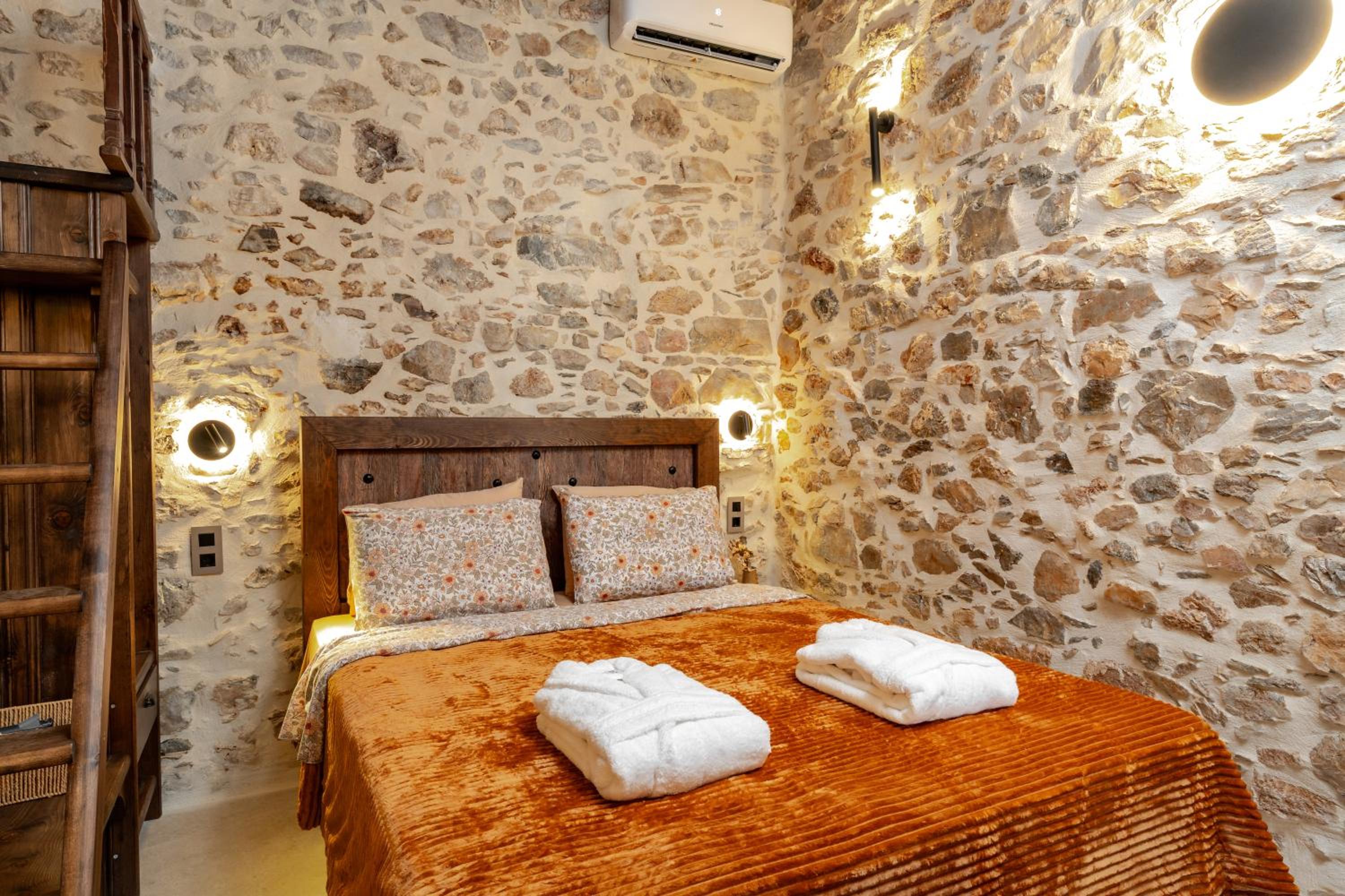 Deluxe Suite with Spa Bath - Photo 5