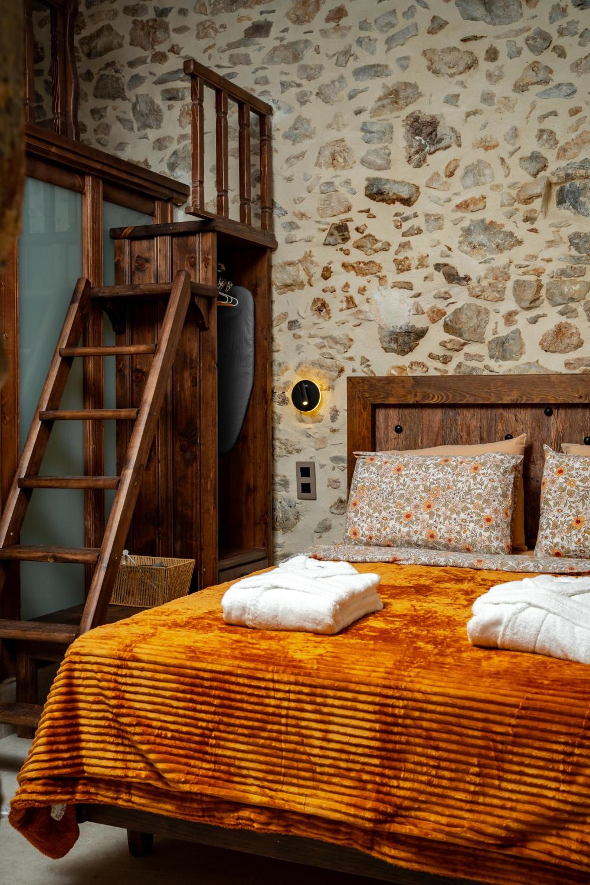 Deluxe Suite with Spa Bath - Photo 3