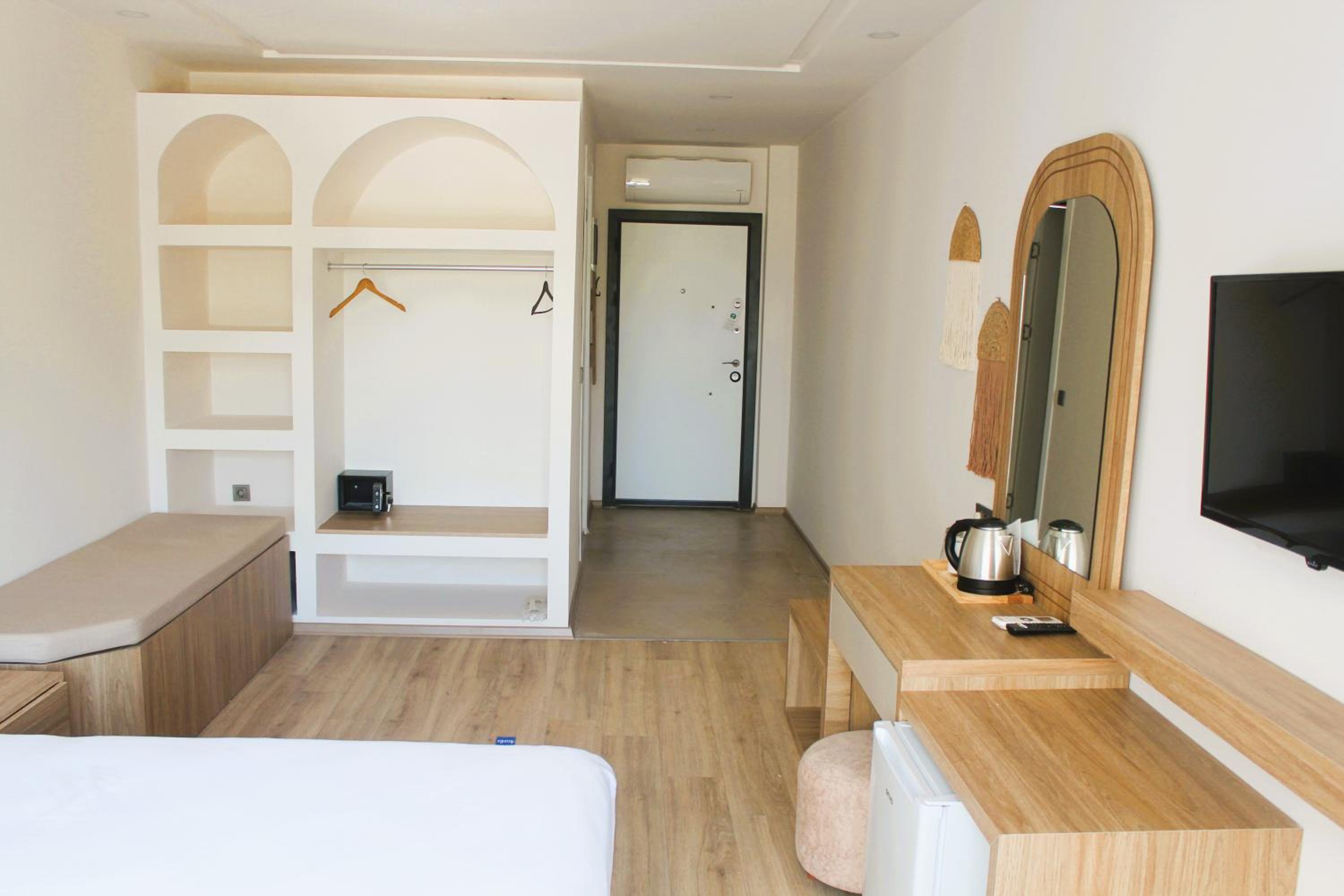 Triple Room with Pool View photo 3