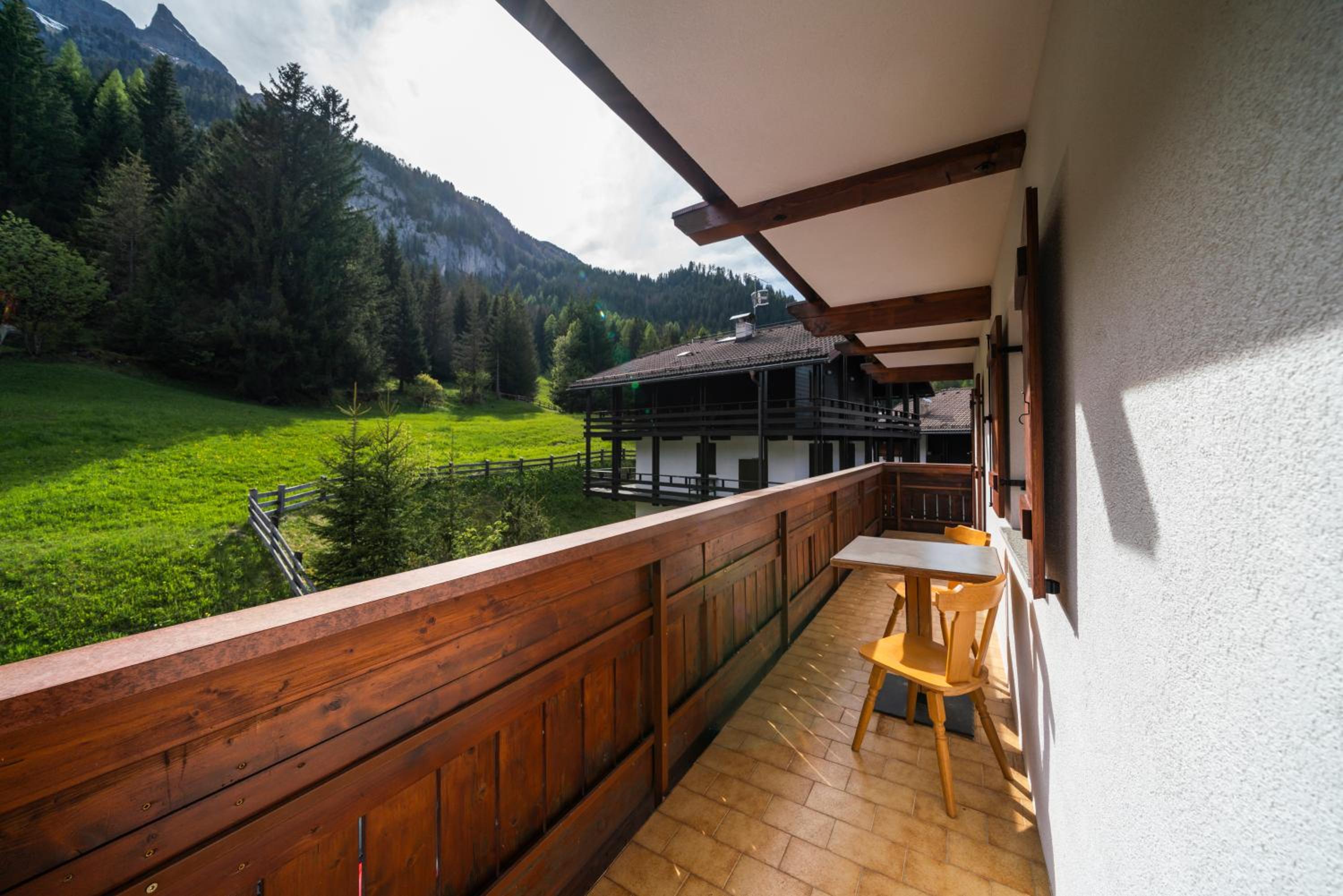 One-Bedroom Apartment with Balcony and Mountain View   photo 1