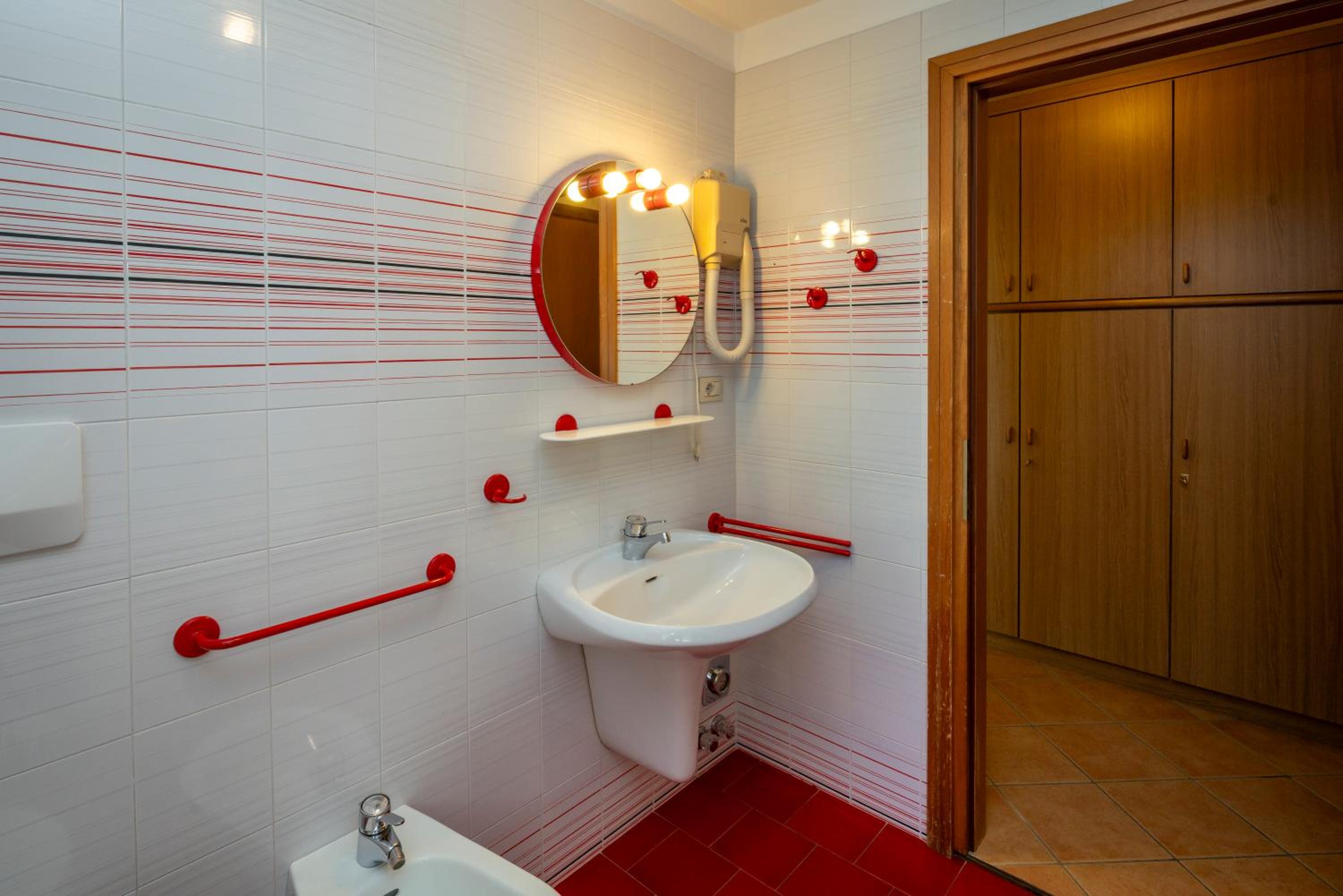 One-Bedroom Apartment with Balcony and Mountain View   photo 2