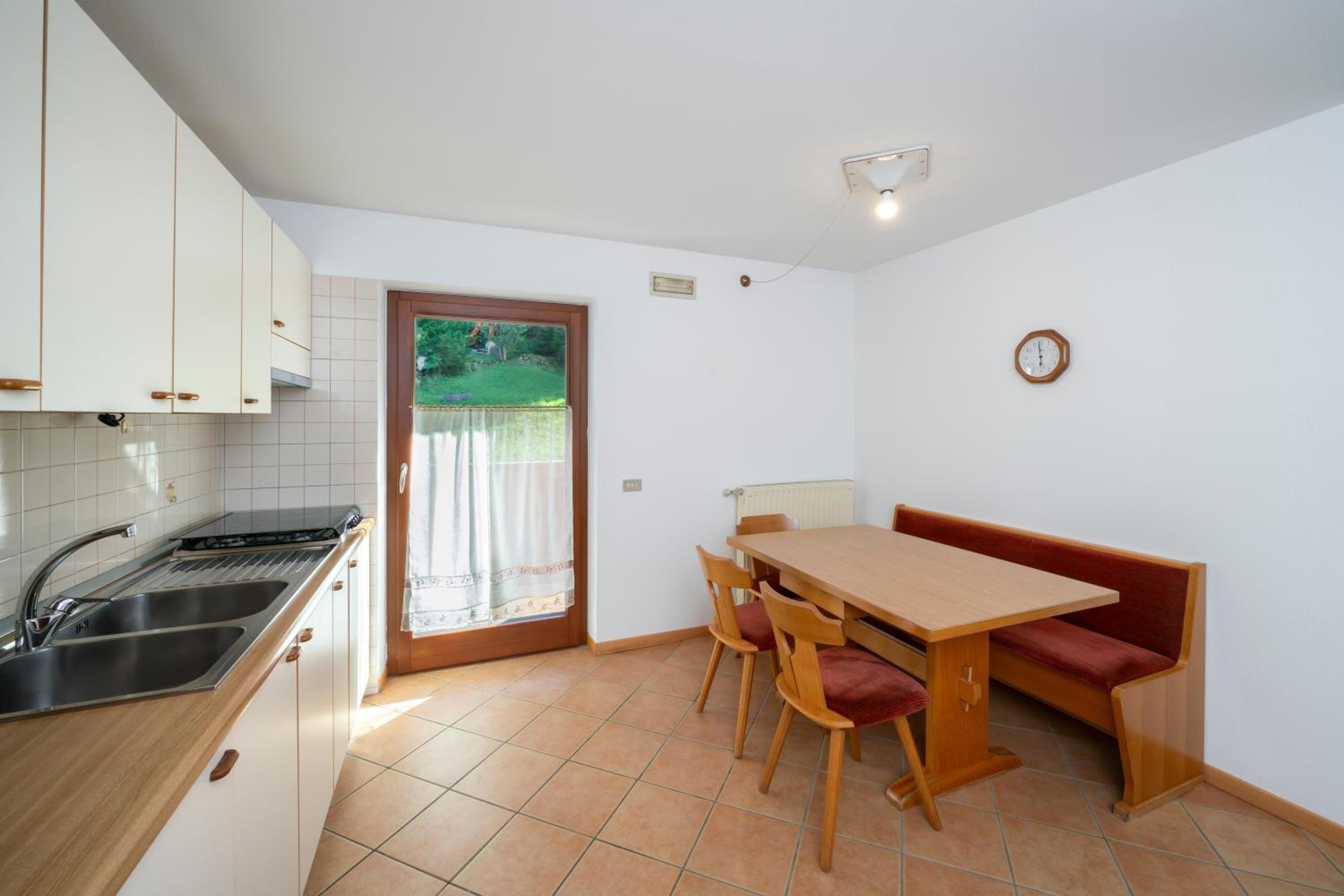One-Bedroom Apartment with Balcony and Mountain View   photo 3