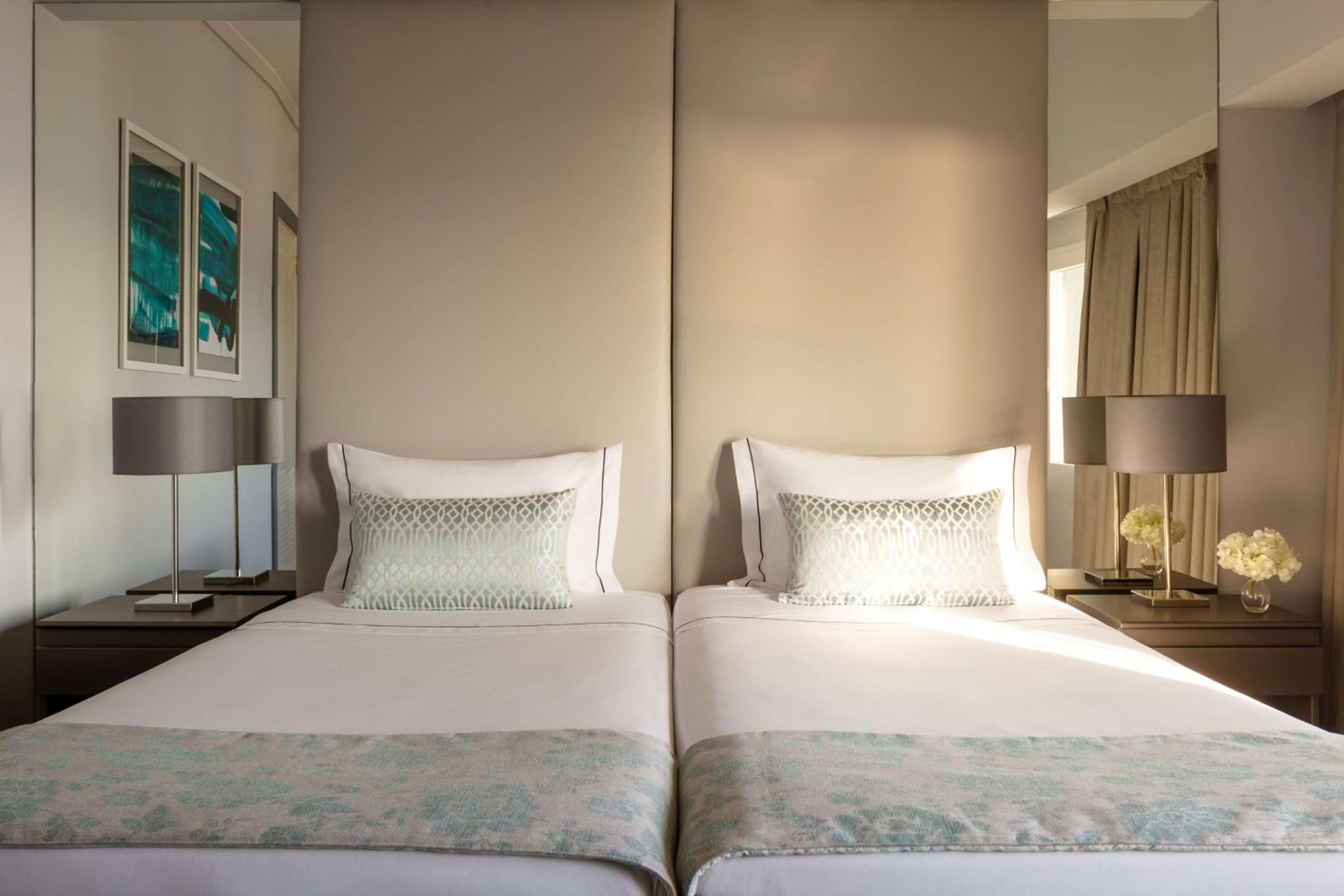 Family Connecting Room with Extra Bed (3 Adults + 2 Children) - Photo 4