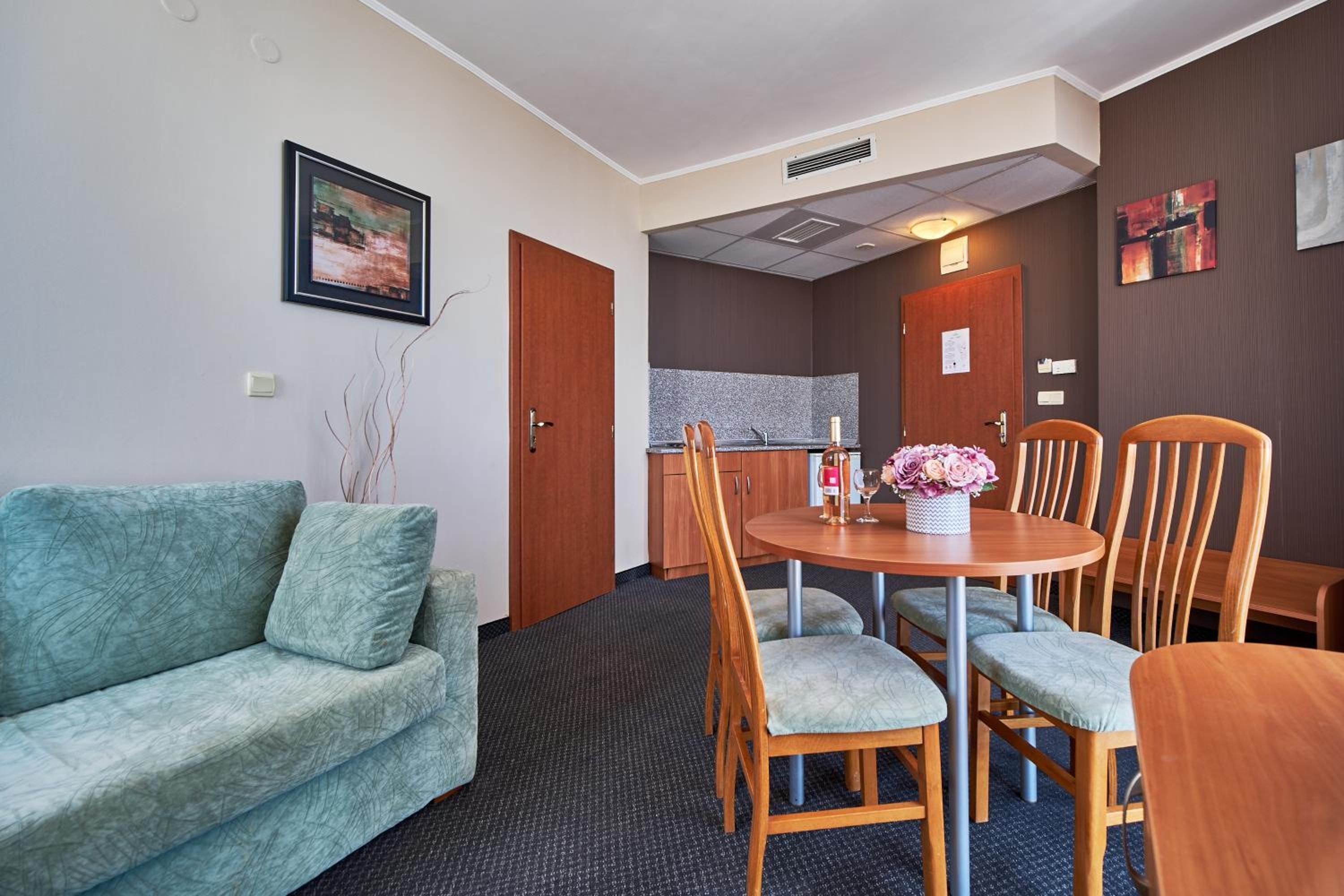 One-Bedroom Apartment with Balcony and Sea View photo 3