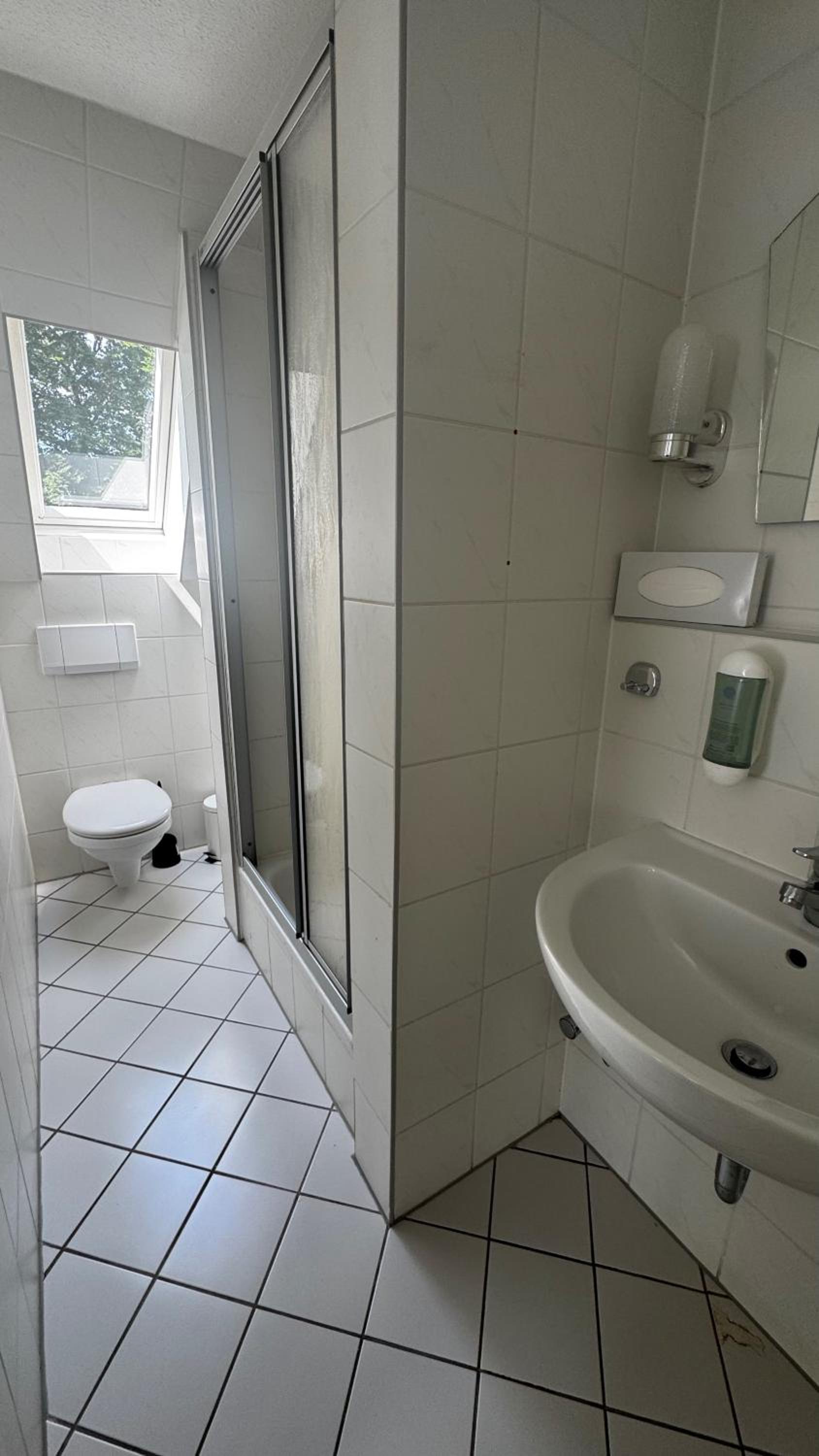 Budget Double Room thumbnail 6