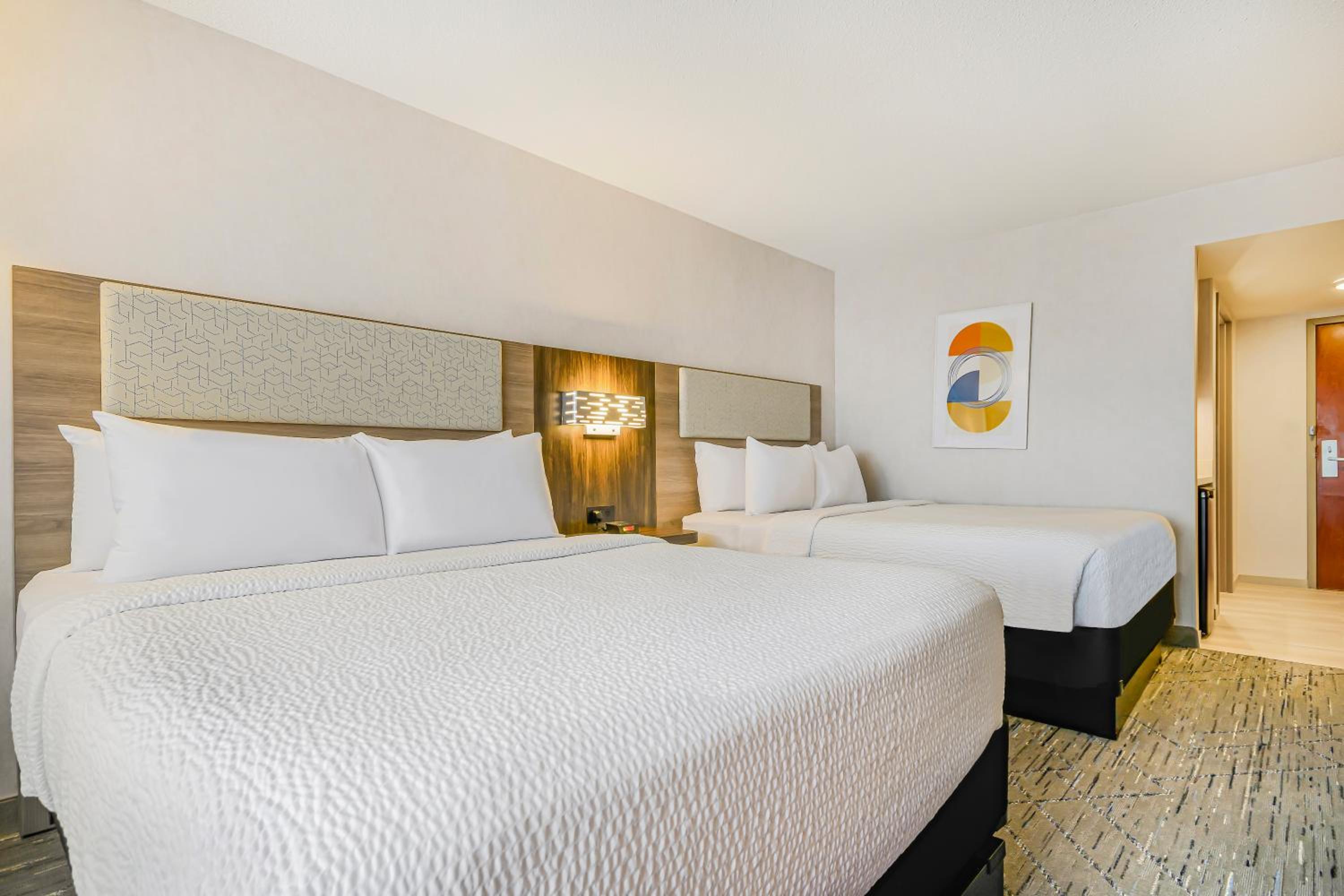 Standard Room with Two Queen Beds - Photo 10
