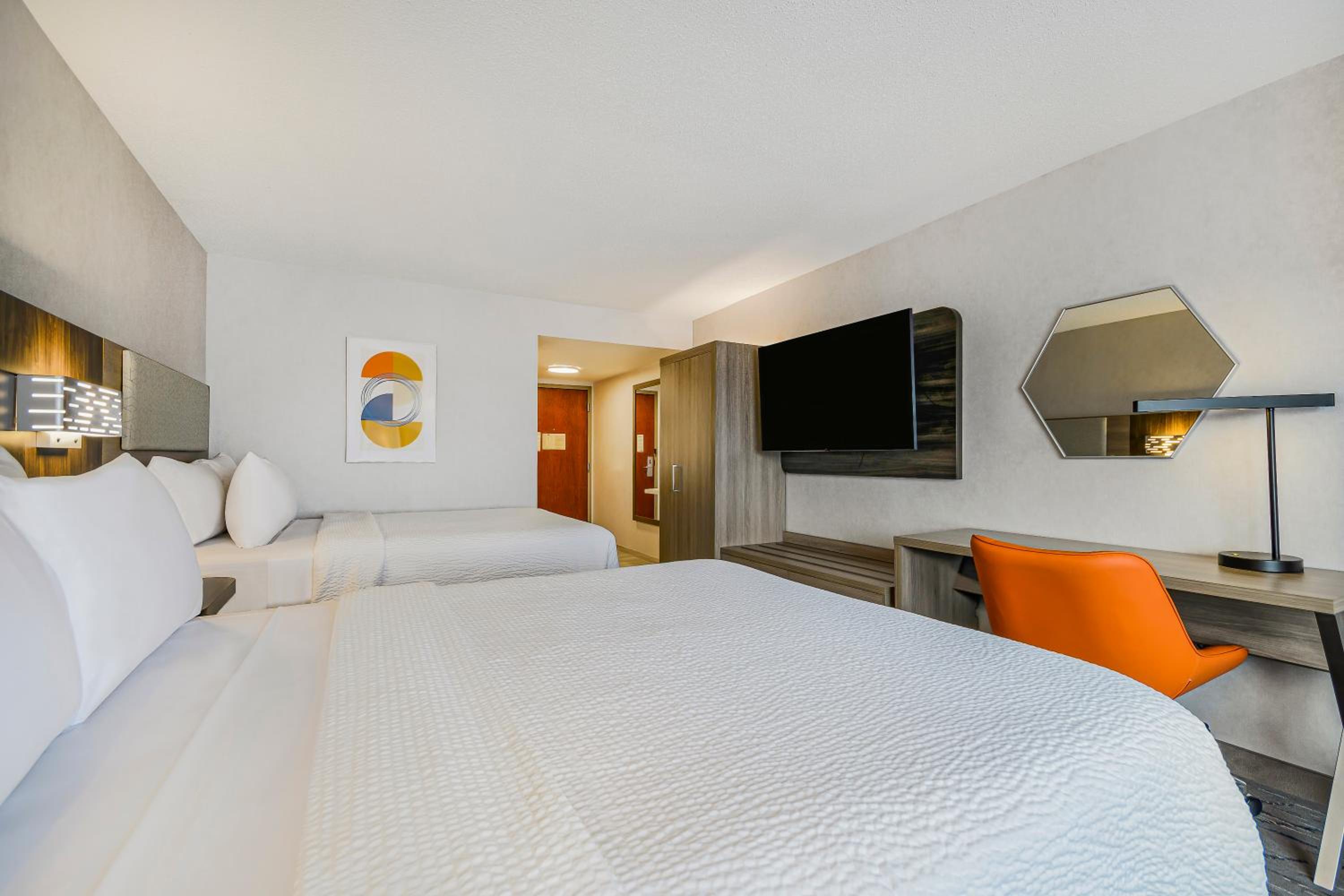 Standard Room with Two Queen Beds - Photo 12