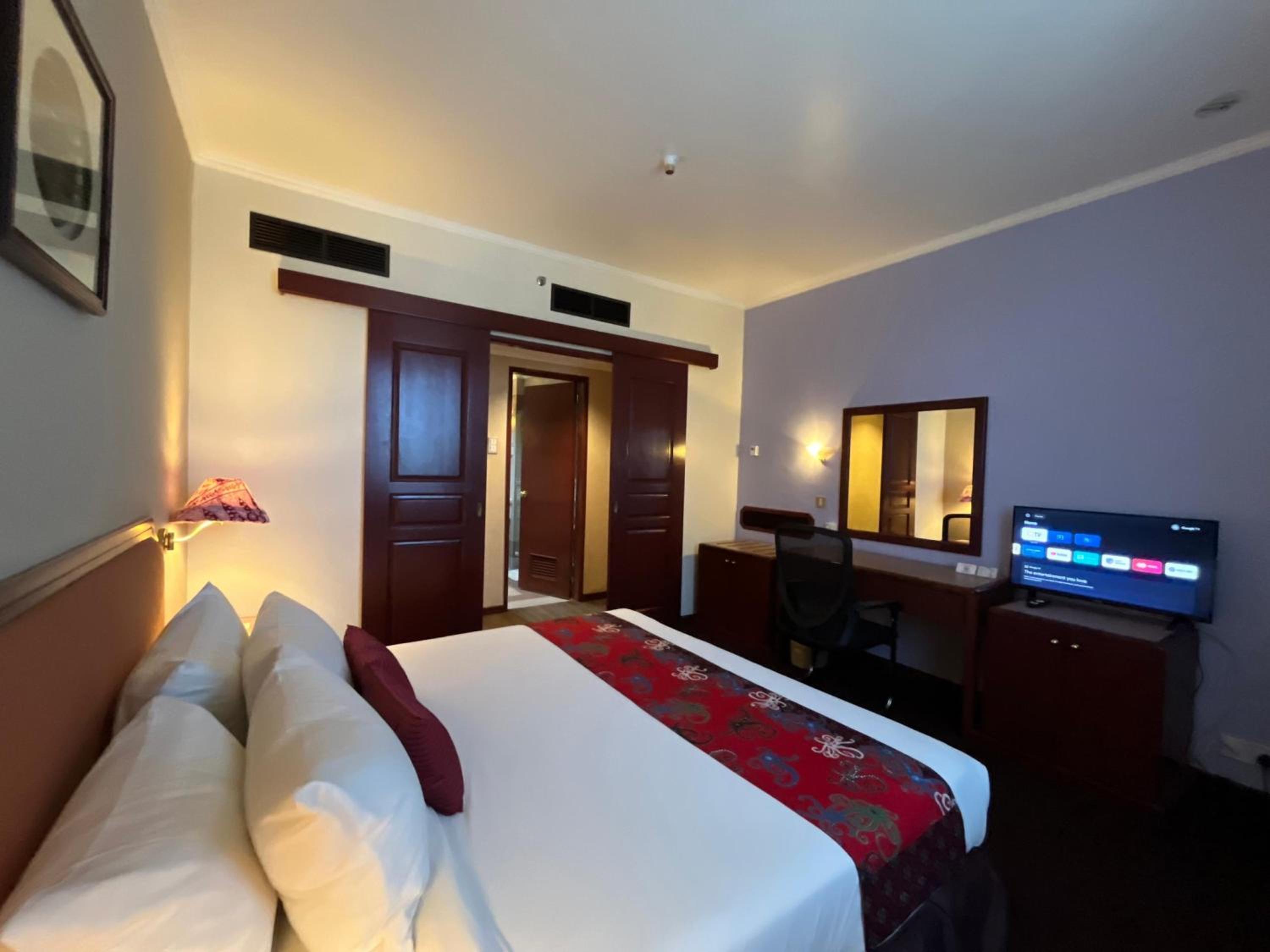 King Suite with One Sofa Bed and Steam Room - Non-Smoking - Photo 3