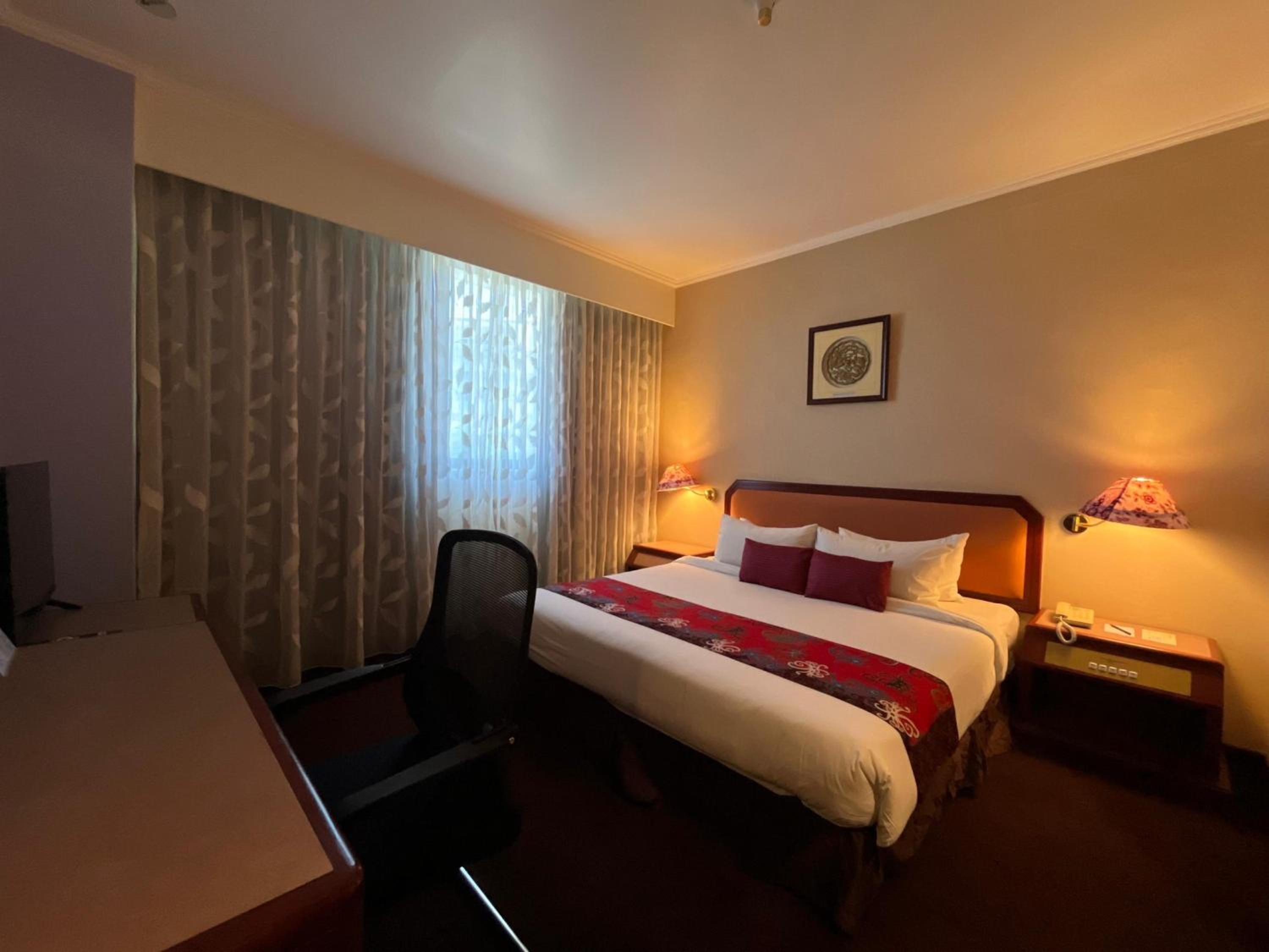 King Suite with One Sofa Bed and Steam Room - Non-Smoking - Photo 2