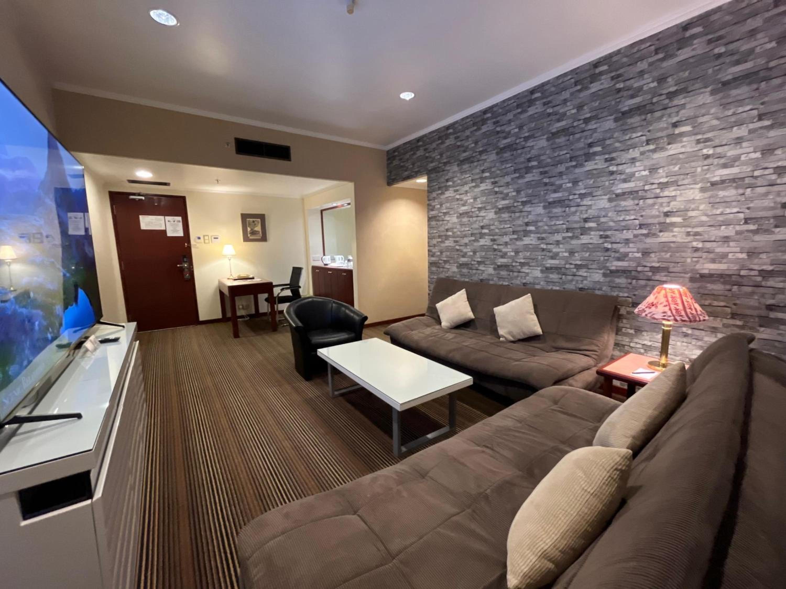 King Suite with One Sofa Bed and Steam Room - Non-Smoking - Photo 4