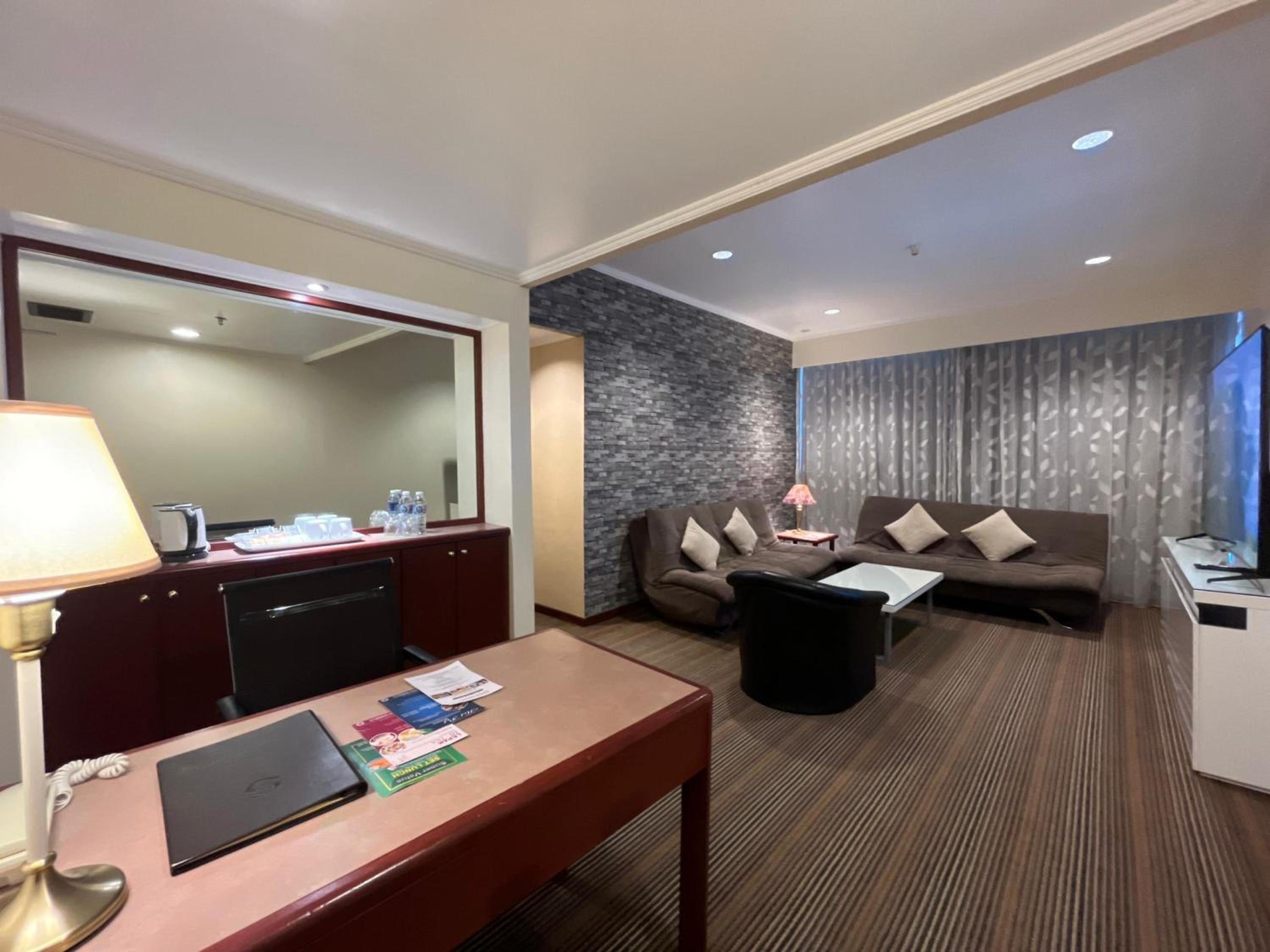 King Suite with One Sofa Bed and Steam Room - Non-Smoking - Photo 5