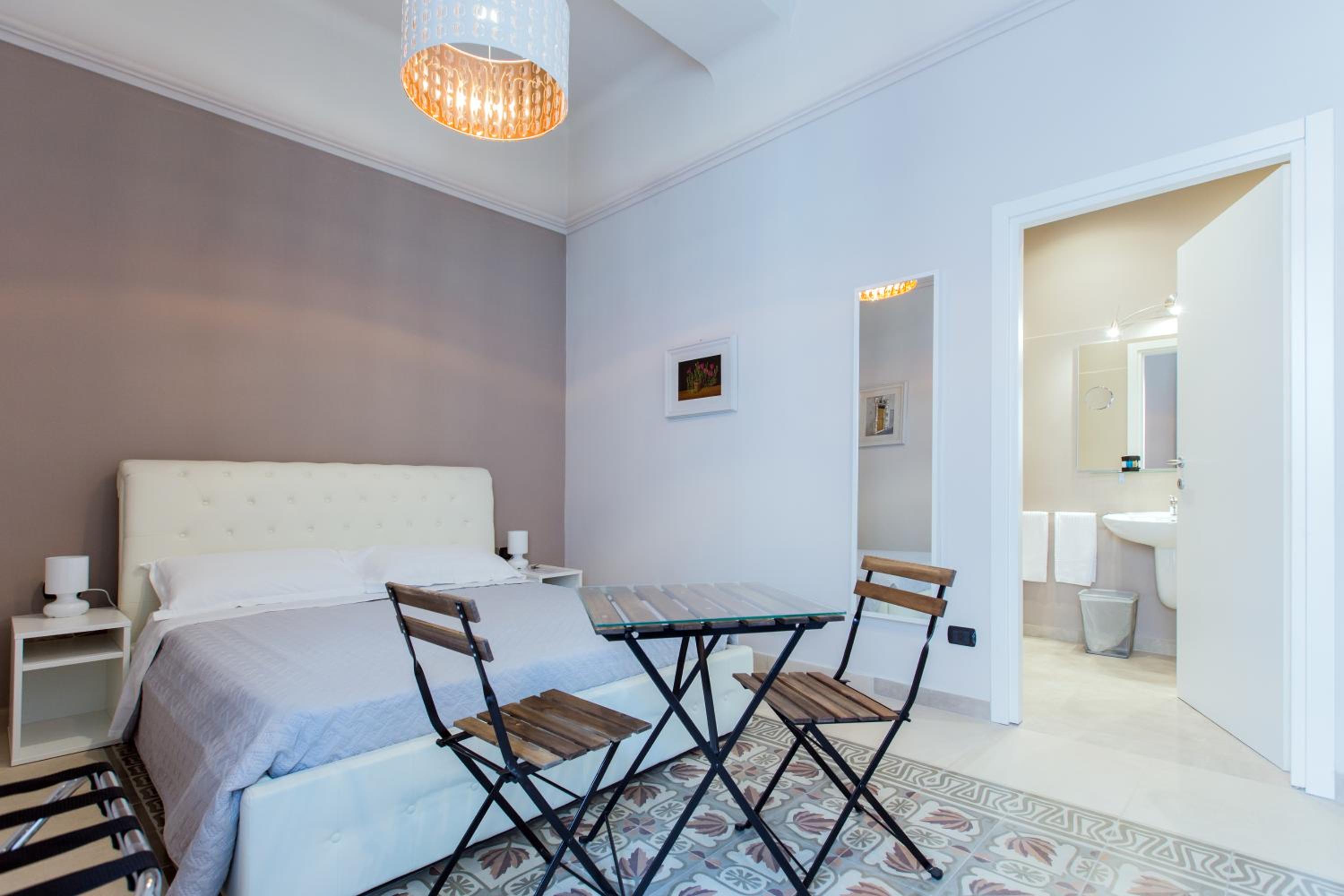 Double Room with Private Bathroom - Photo 4