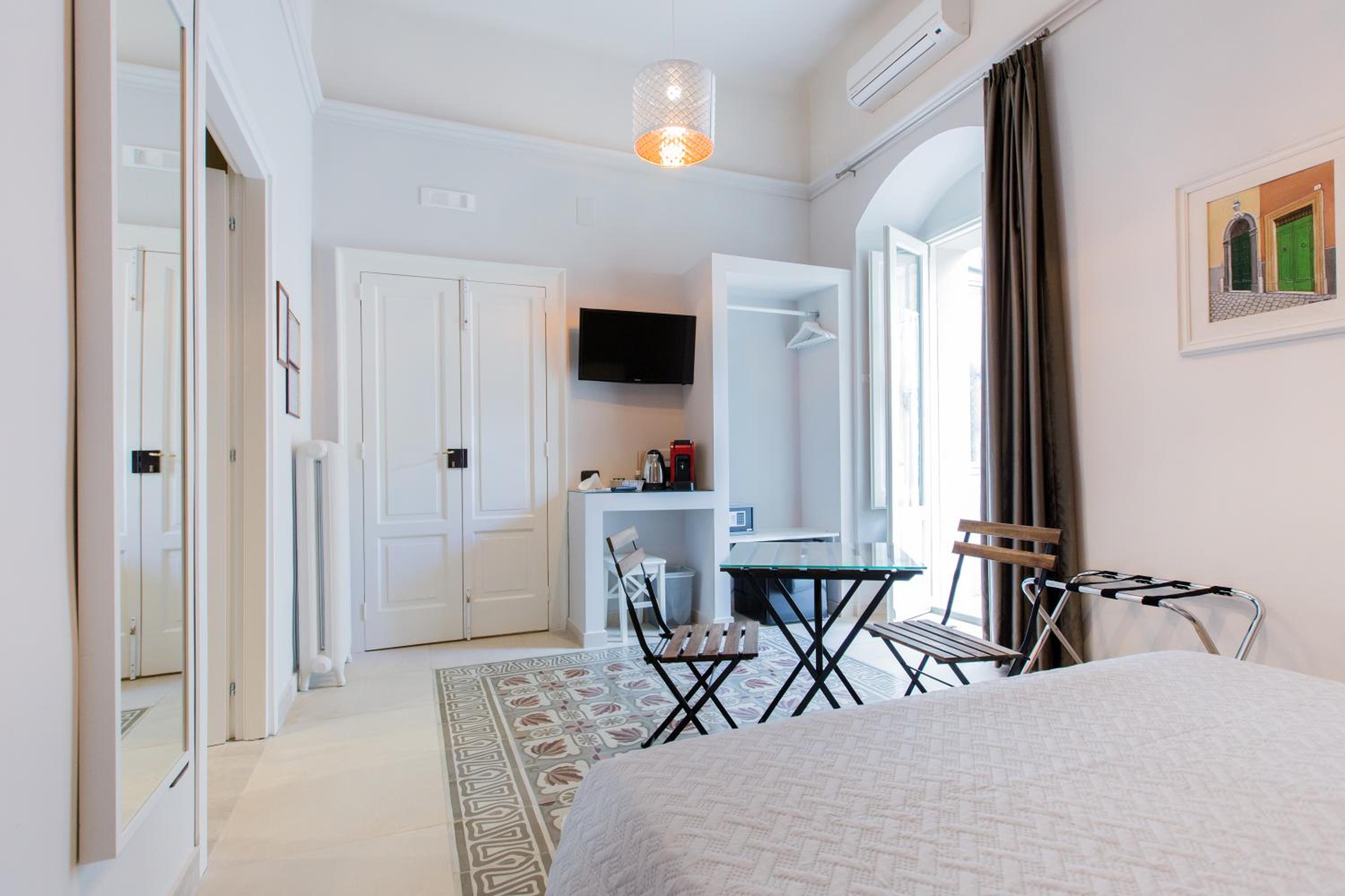 Double Room with Private Bathroom - Photo 3