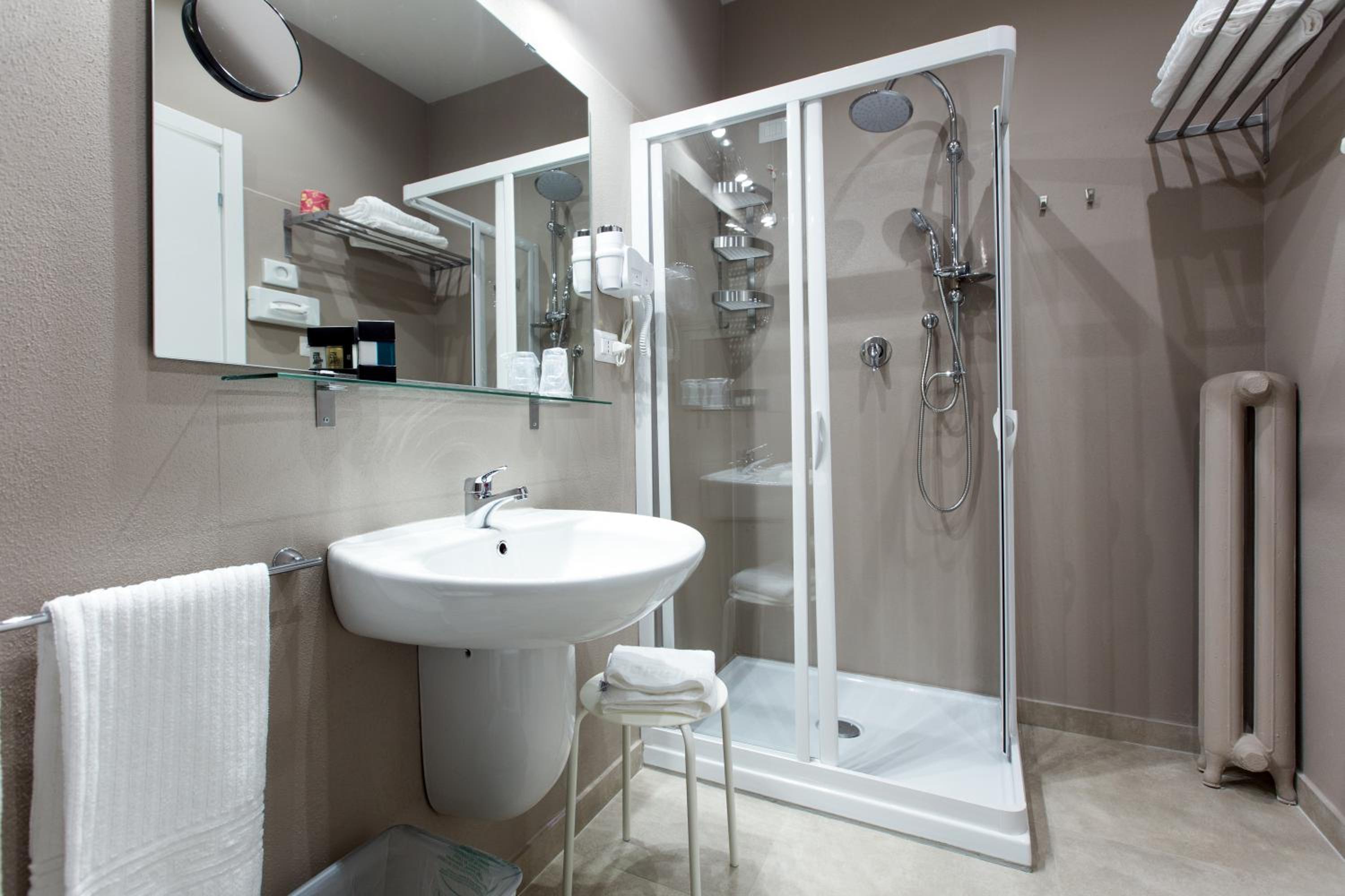 Double Room with Private Bathroom - Photo 7