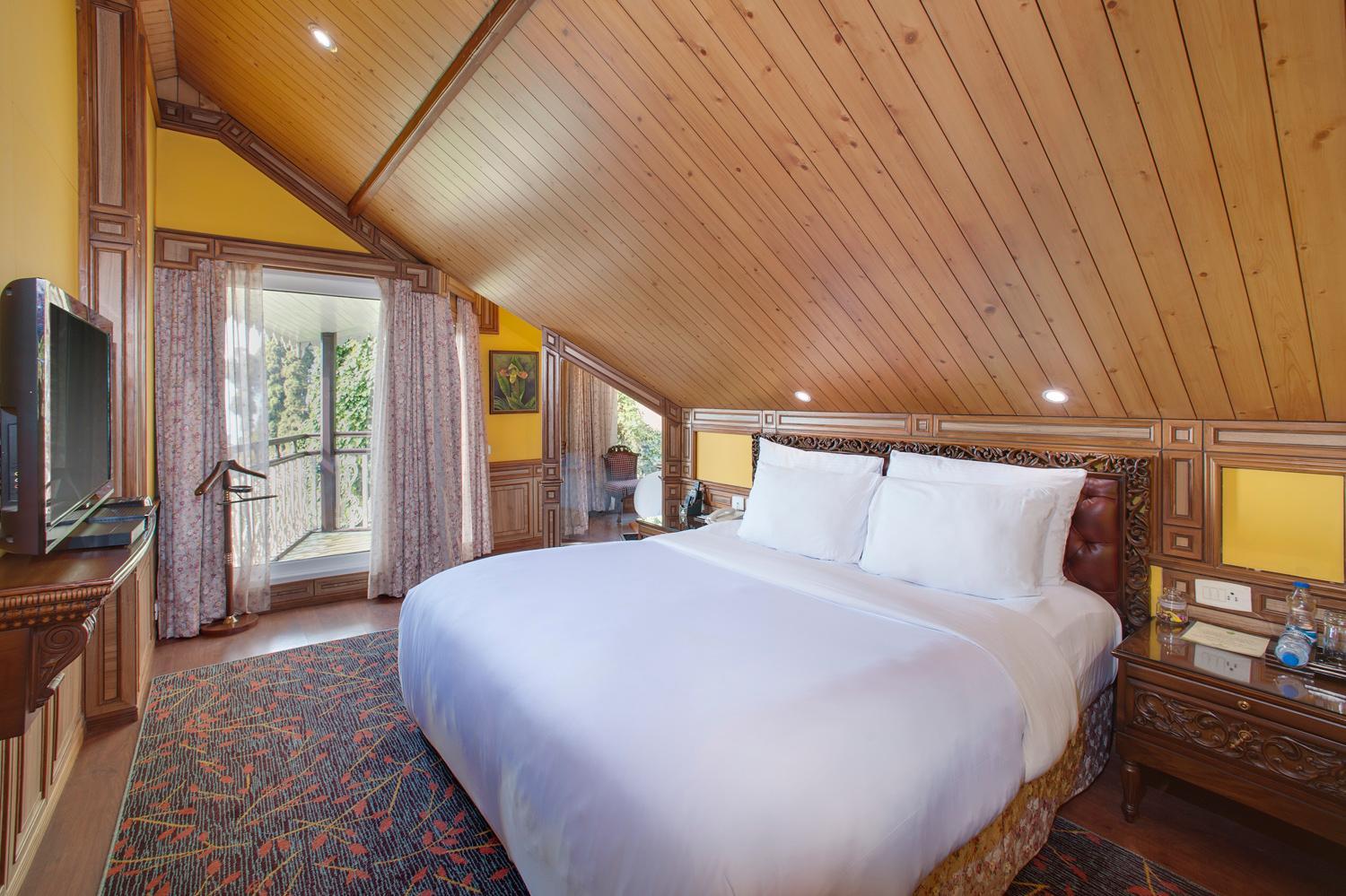 Deluxe Orchid (King) - 10% Discount on Foods & Soft Beverages* | 15% Discounts on Laundry Services* | INR 500 spa credit during your stay on selective Massage services. TnC Apply.* | Free Minibar - 2 cans of soft Beverages (Once on Arrival)