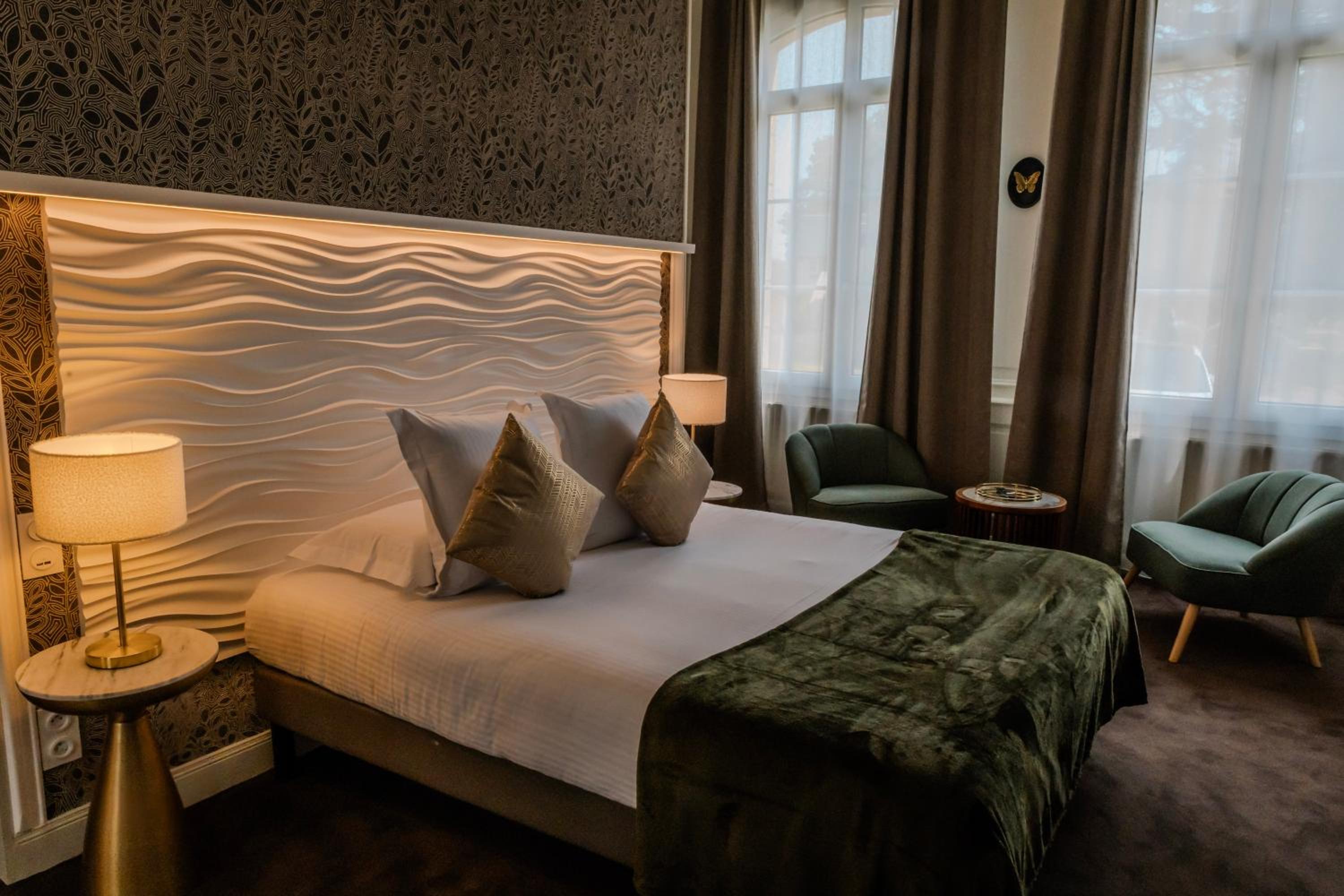 Deluxe Suite with Spa Bath photo 3