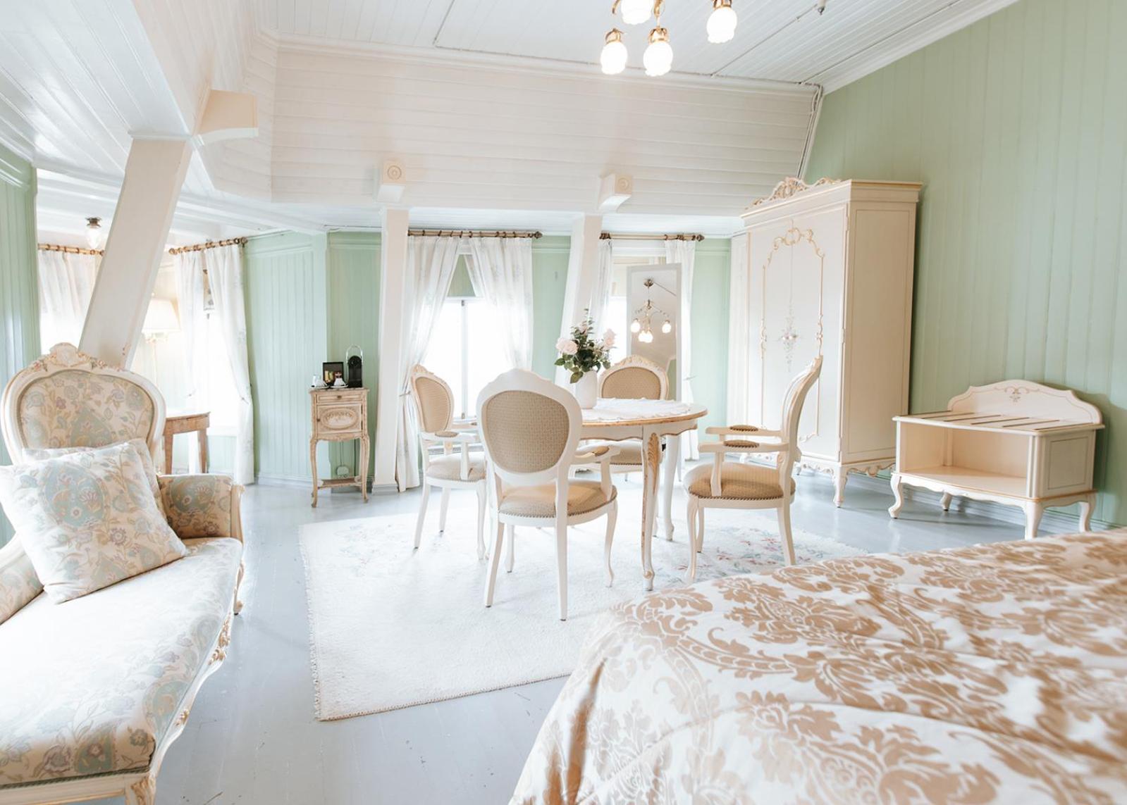 Queen Room with Shared Bathroom